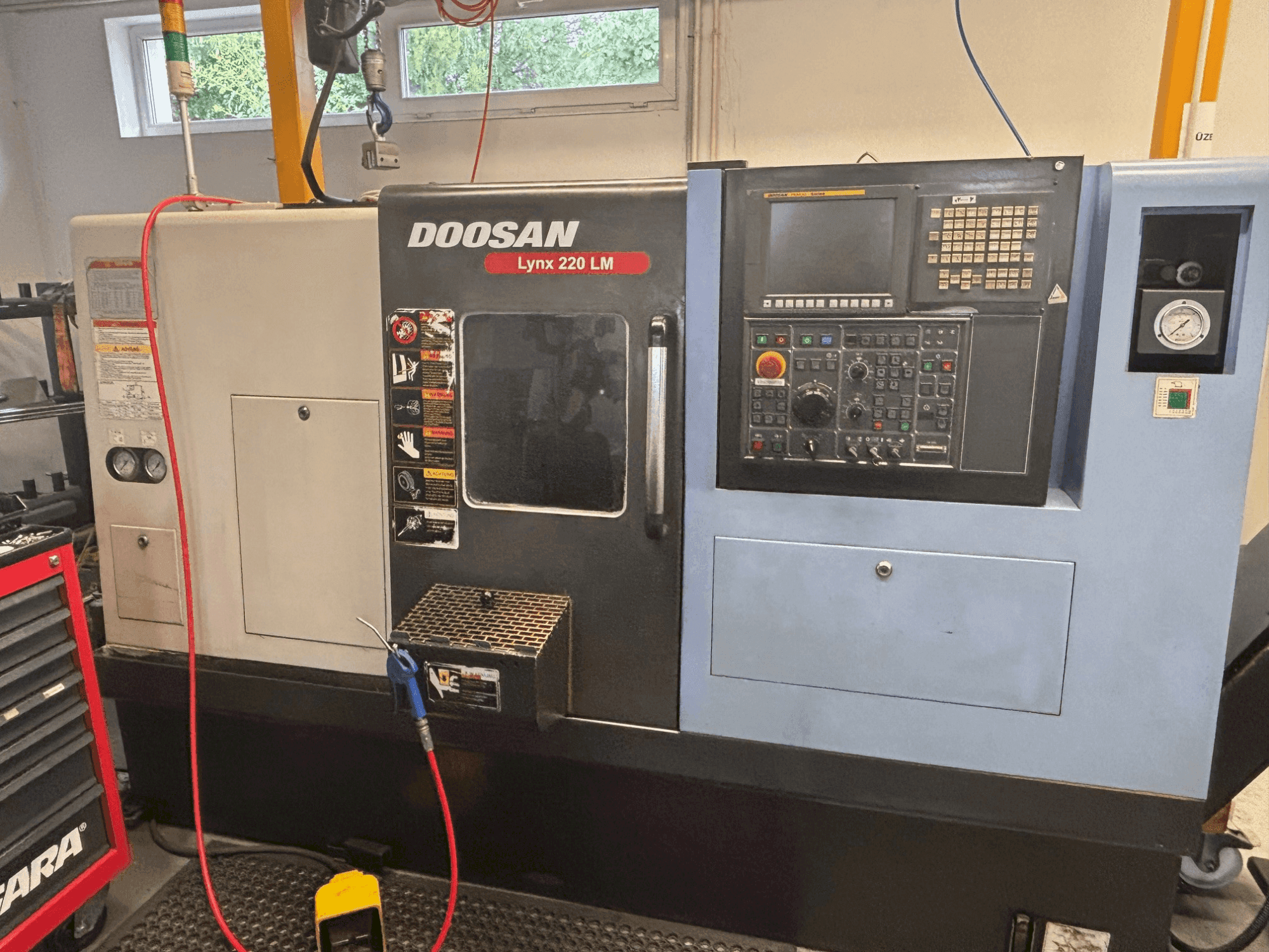Вид станка DOOSAN LYNX 200 LM спереди