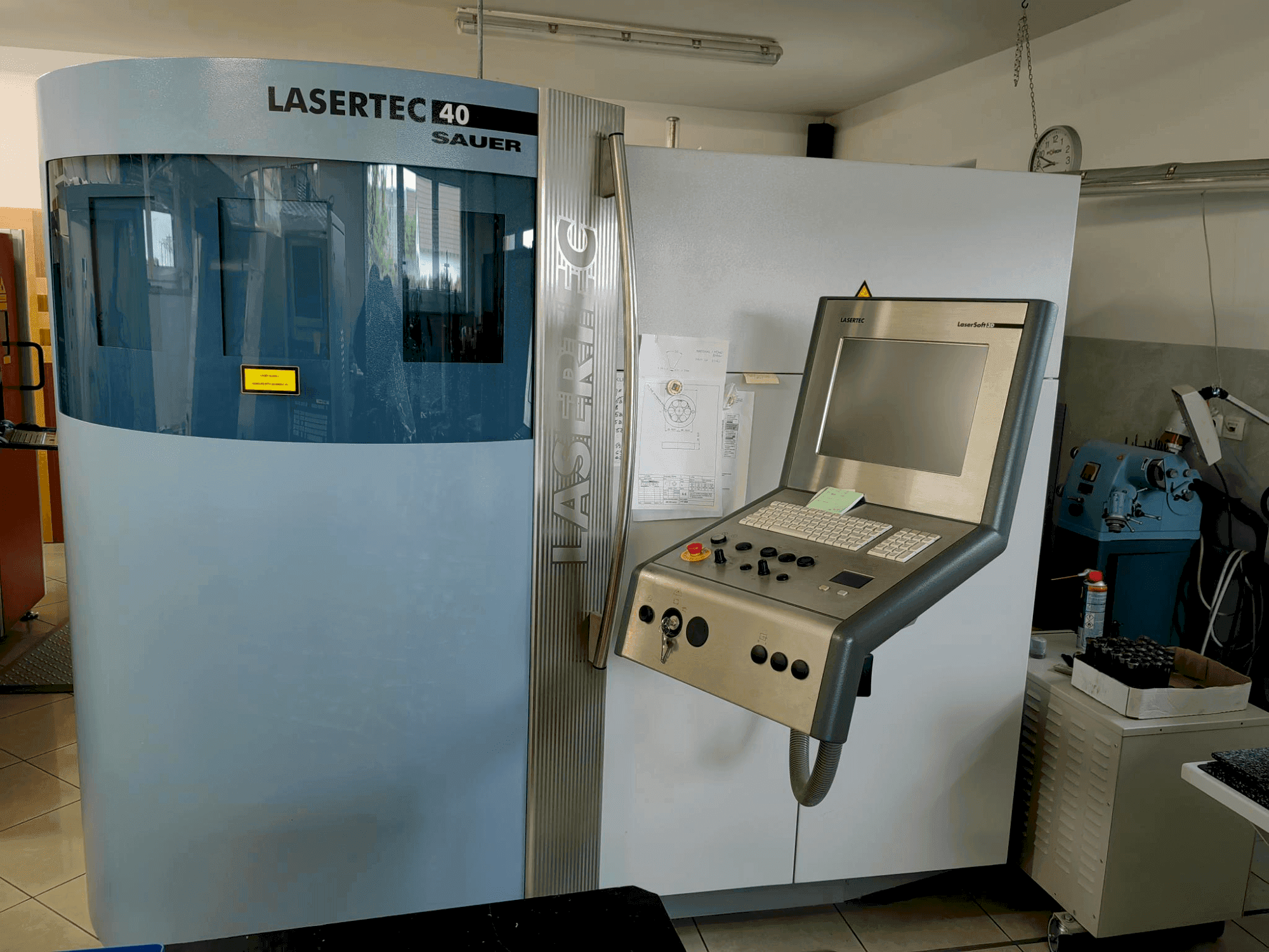 Вид станка DMG SAUER LASERTEC 40 (2008) спереди