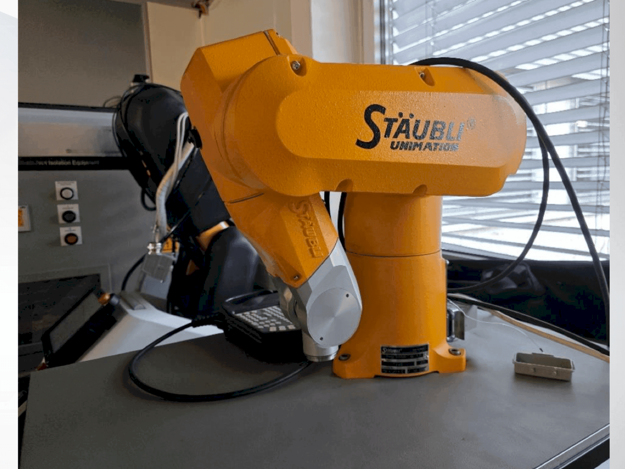 Вид станка STAUBLI TX40 спереди