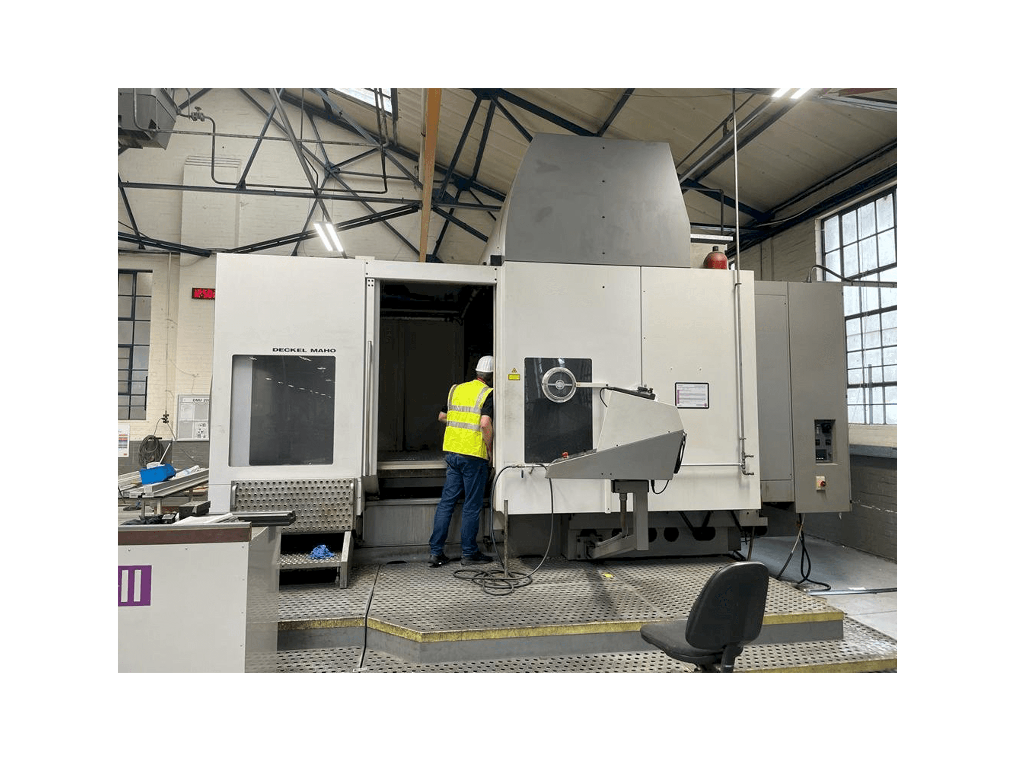 Вид станка DECKEL MAHO DMU 200T спереди