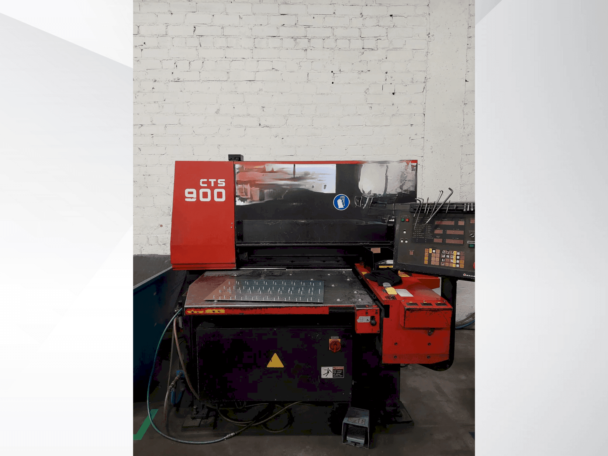 Вид станка AMADA CTS-900 спереди