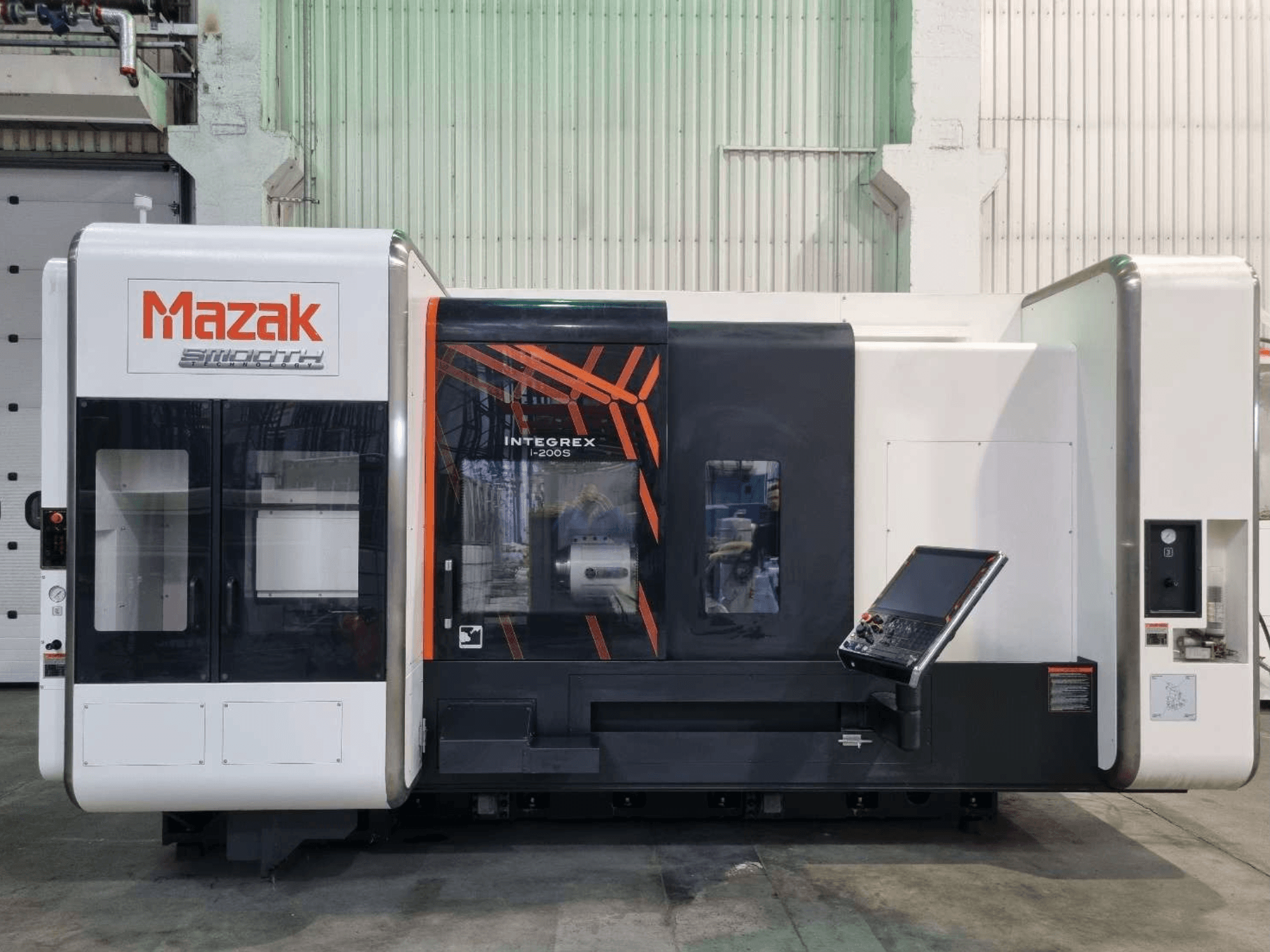 Токарно-фрезерный центр Mazak INTEGREX i-200 S, вид спереди, панель управления и большое окно для обзора зоны обработки.