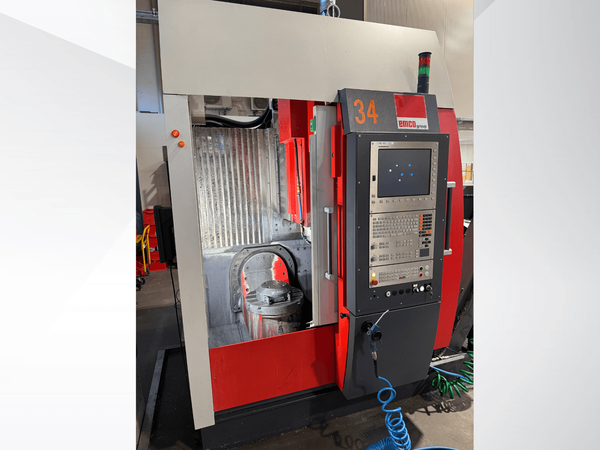 Вертикальный обрабатывающий центр EMCO MAXXMILL 350 вид спереди, панель управления и видимые детали фрезерной головки.