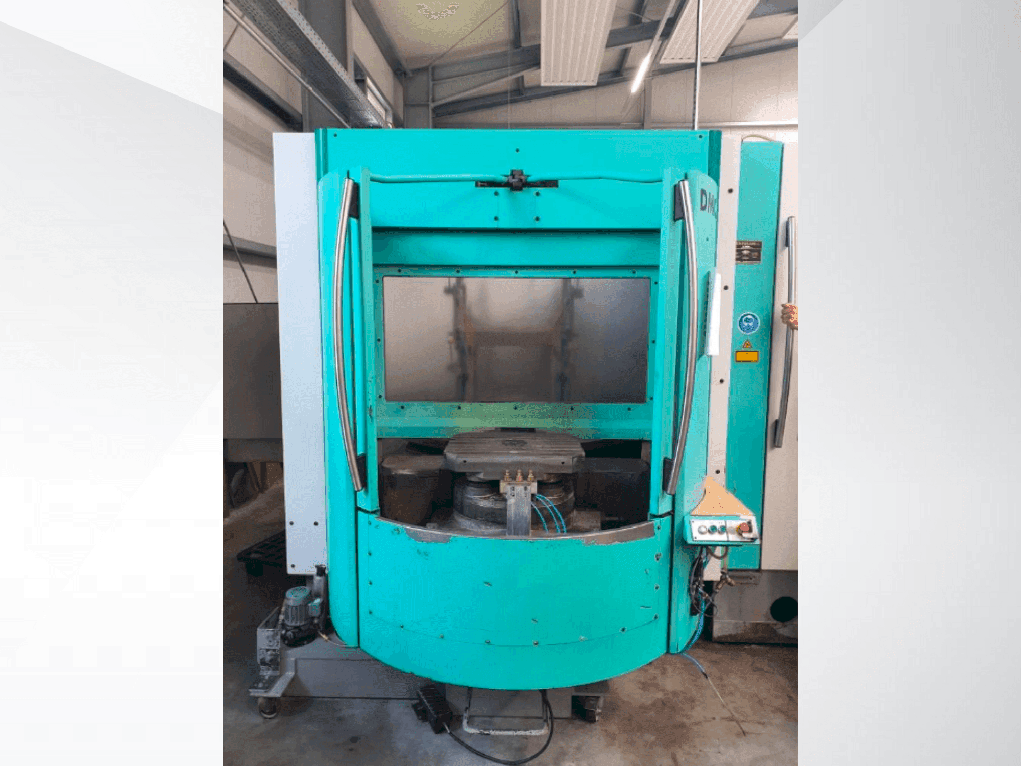 Вид станка DECKEL MAHO DMC 60H hi-dyn спереди