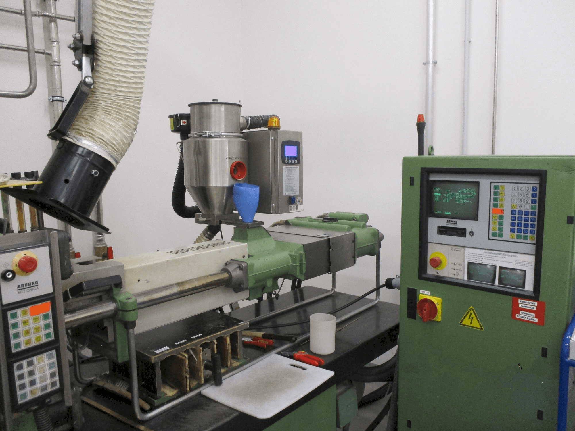 Вид станка Arburg Allrounder 320 M 750 - 90/90 2K спереди