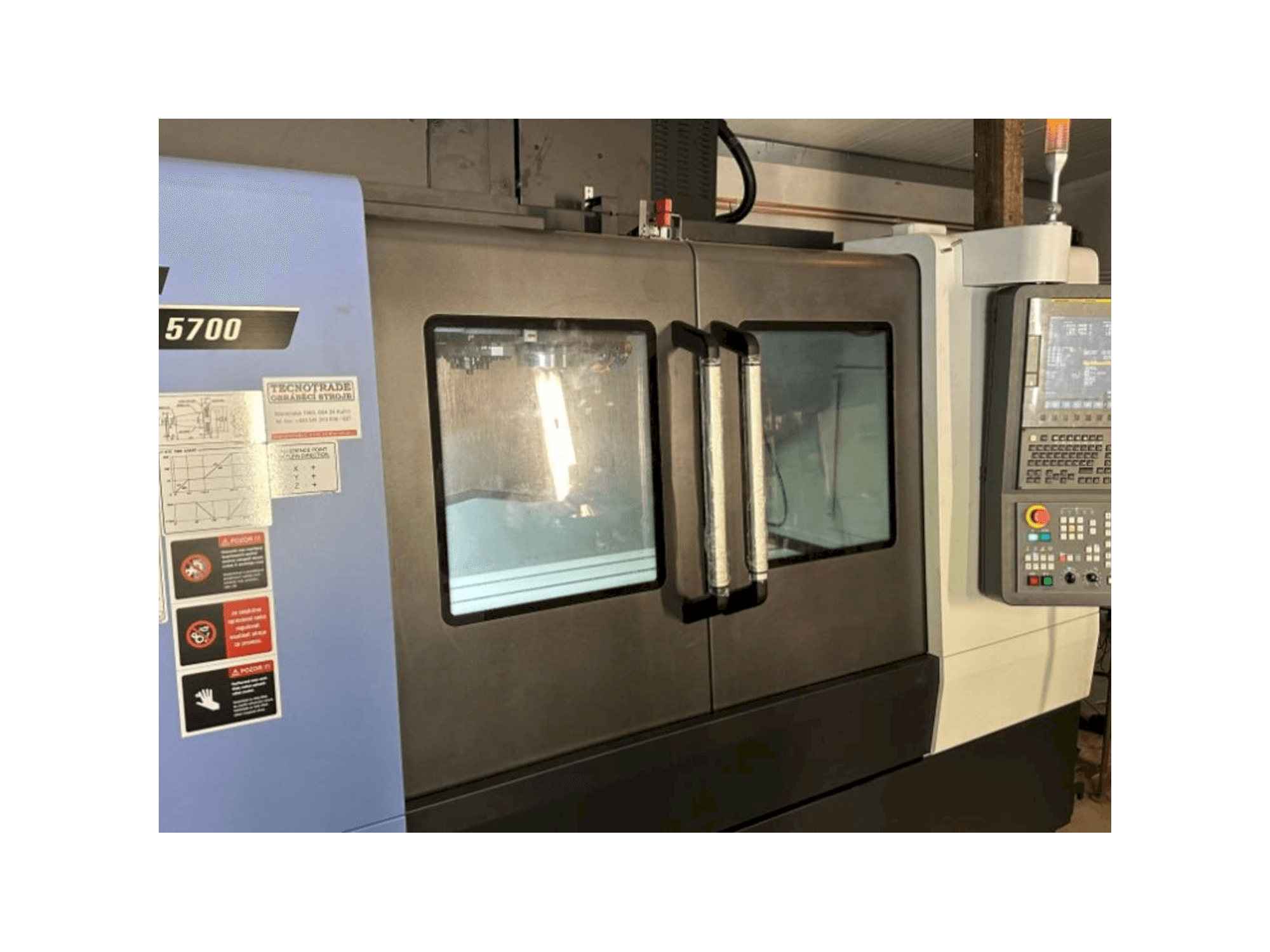 Вид станка DOOSAN DNM 5700 спереди