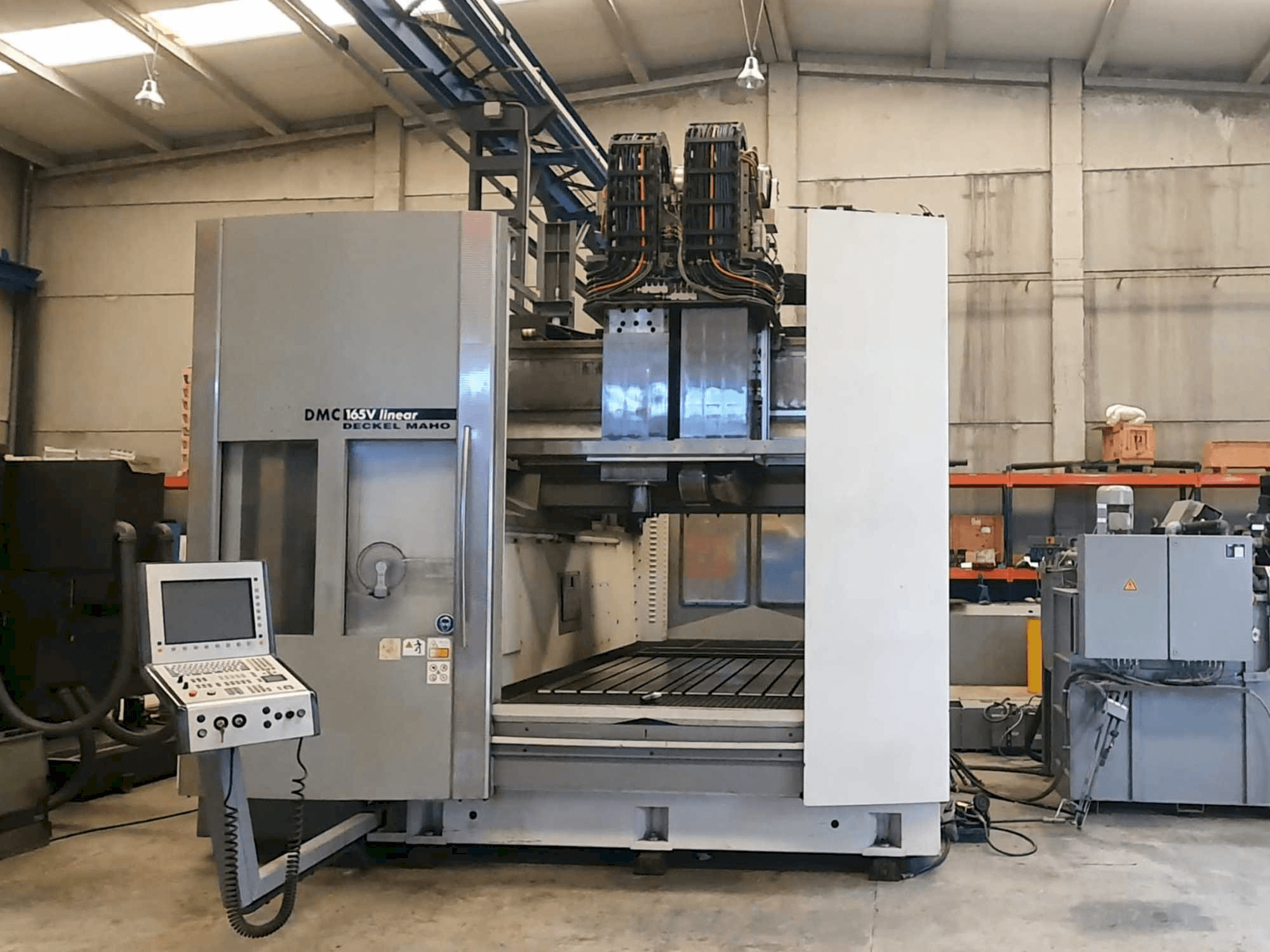 Вид станка DECKEL MAHO DMC 165V Linear спереди