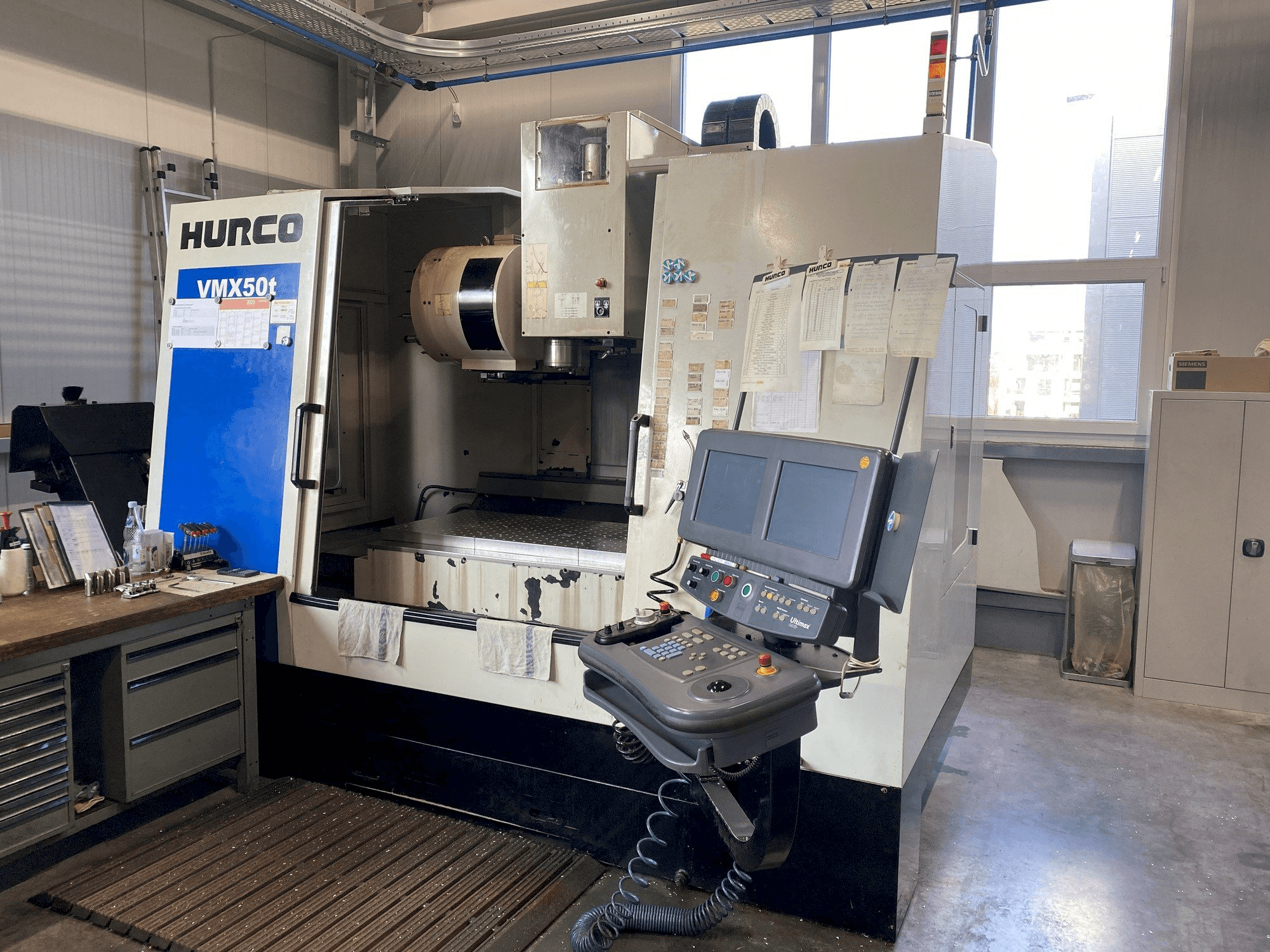 Вид станка Hurco VMX 50/40T спереди