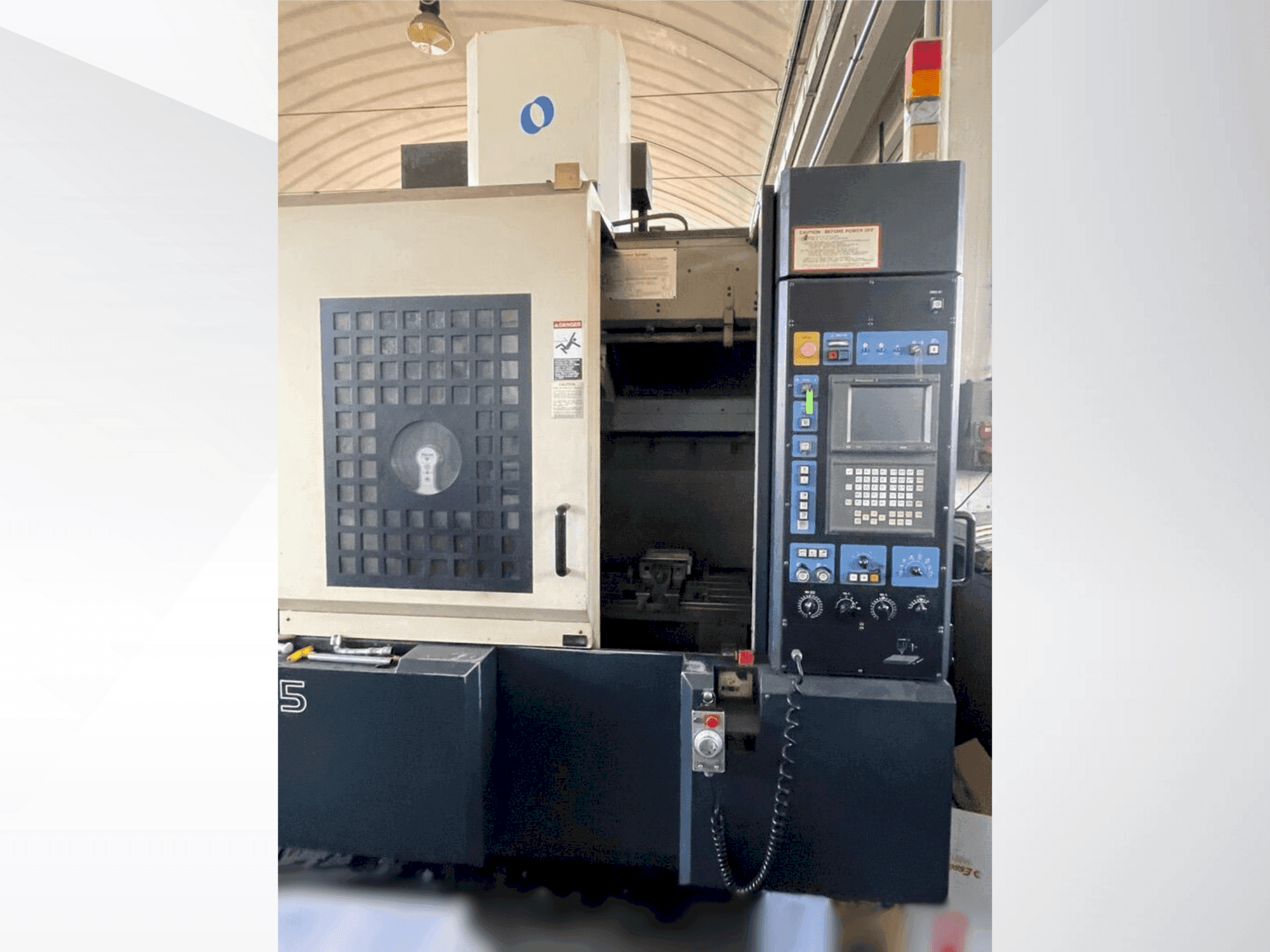 Вид станка Makino V55-A15 спереди