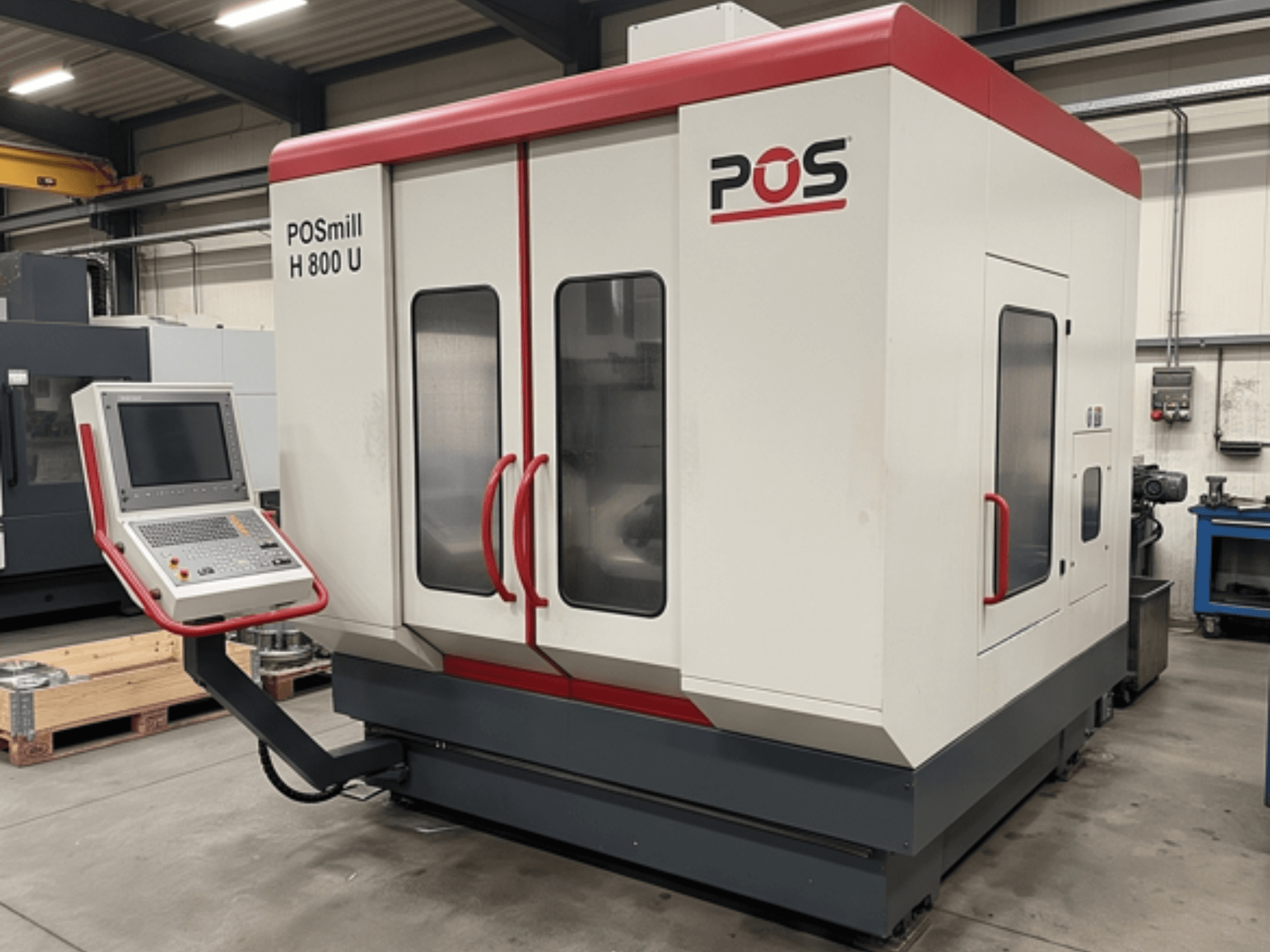 Вертикальный обрабатывающий центр POSmill H800U в цехе, оснащенный панелью управления и двойными стеклянными дверцами. Вид сбоку в перспективе.