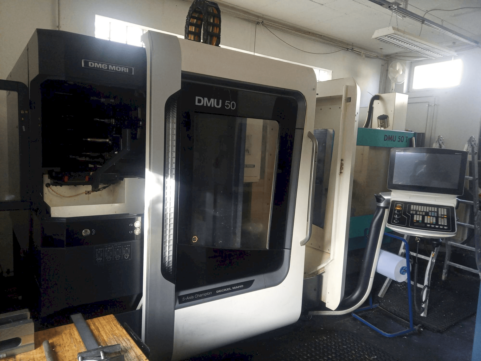 Вид станка DMG MORI DMU 50 спереди