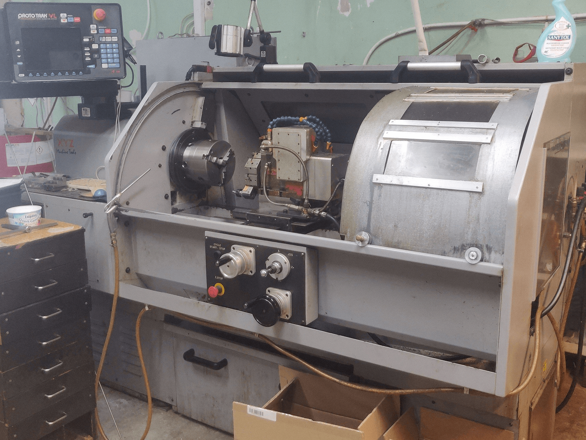 Вид станка с XYZ VL355 правой стороны