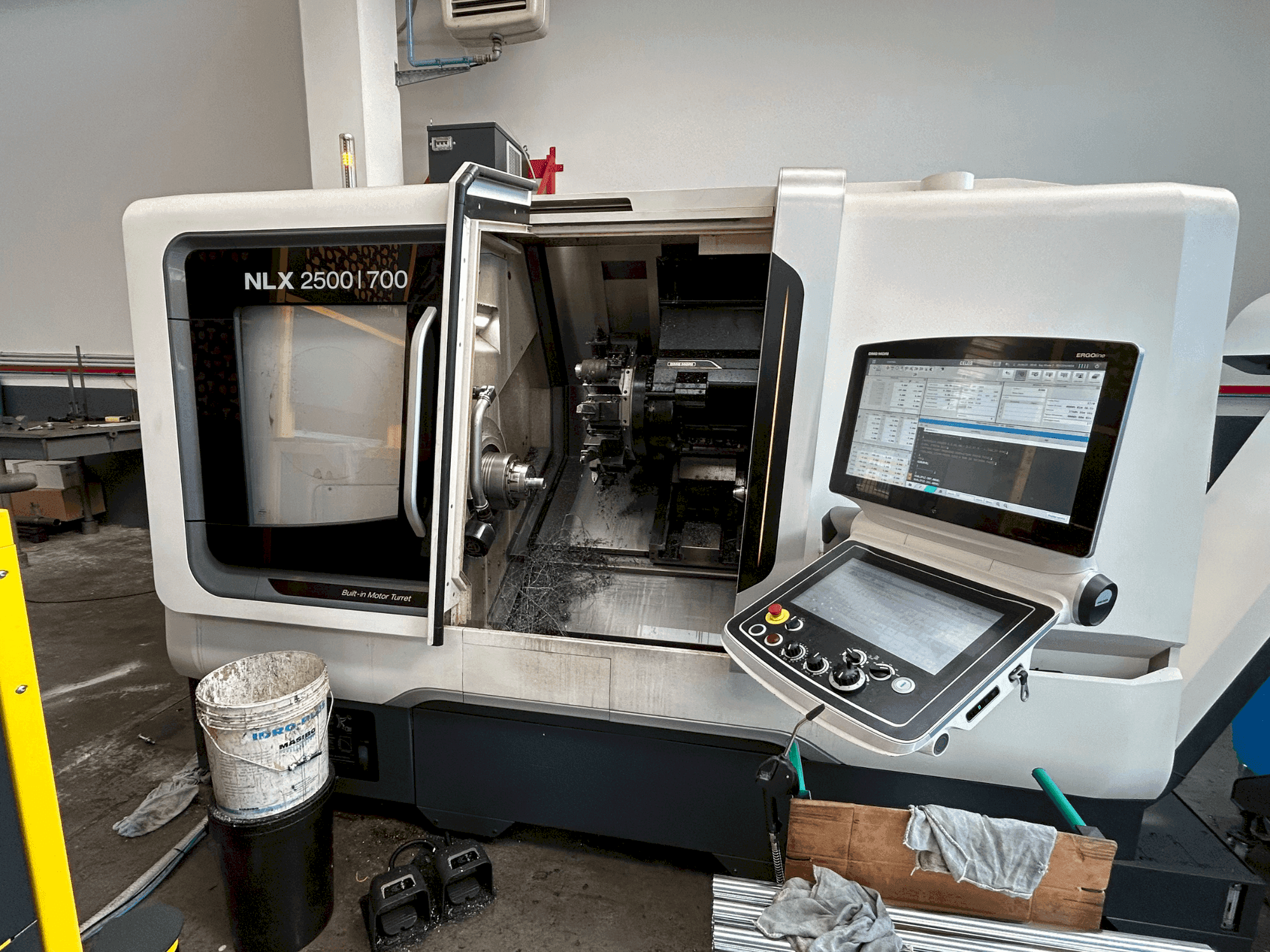 Вид станка DMG MORI NLX 2500 Y / 700 спереди