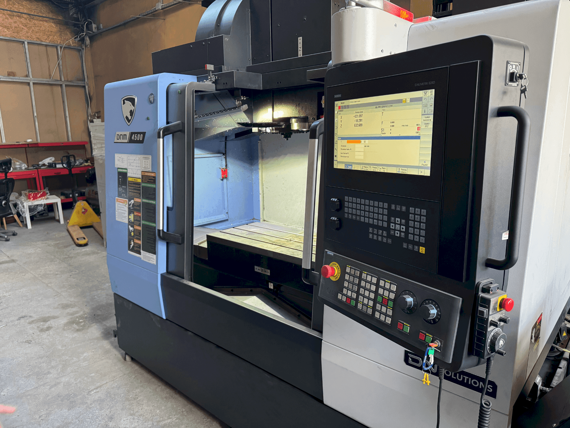 Вид станка DN SOLUTIONS DNM 4500 спереди