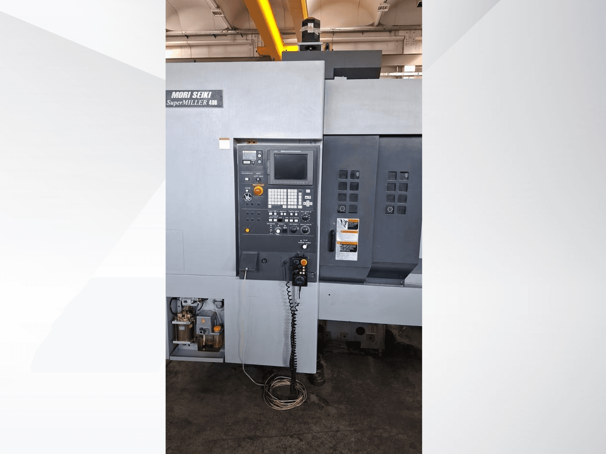 Вертикальный обрабатывающий центр MORI SEIKI ZV 400 SUPER MILLER, вид спереди с изображением панели управления и кнопок управления.