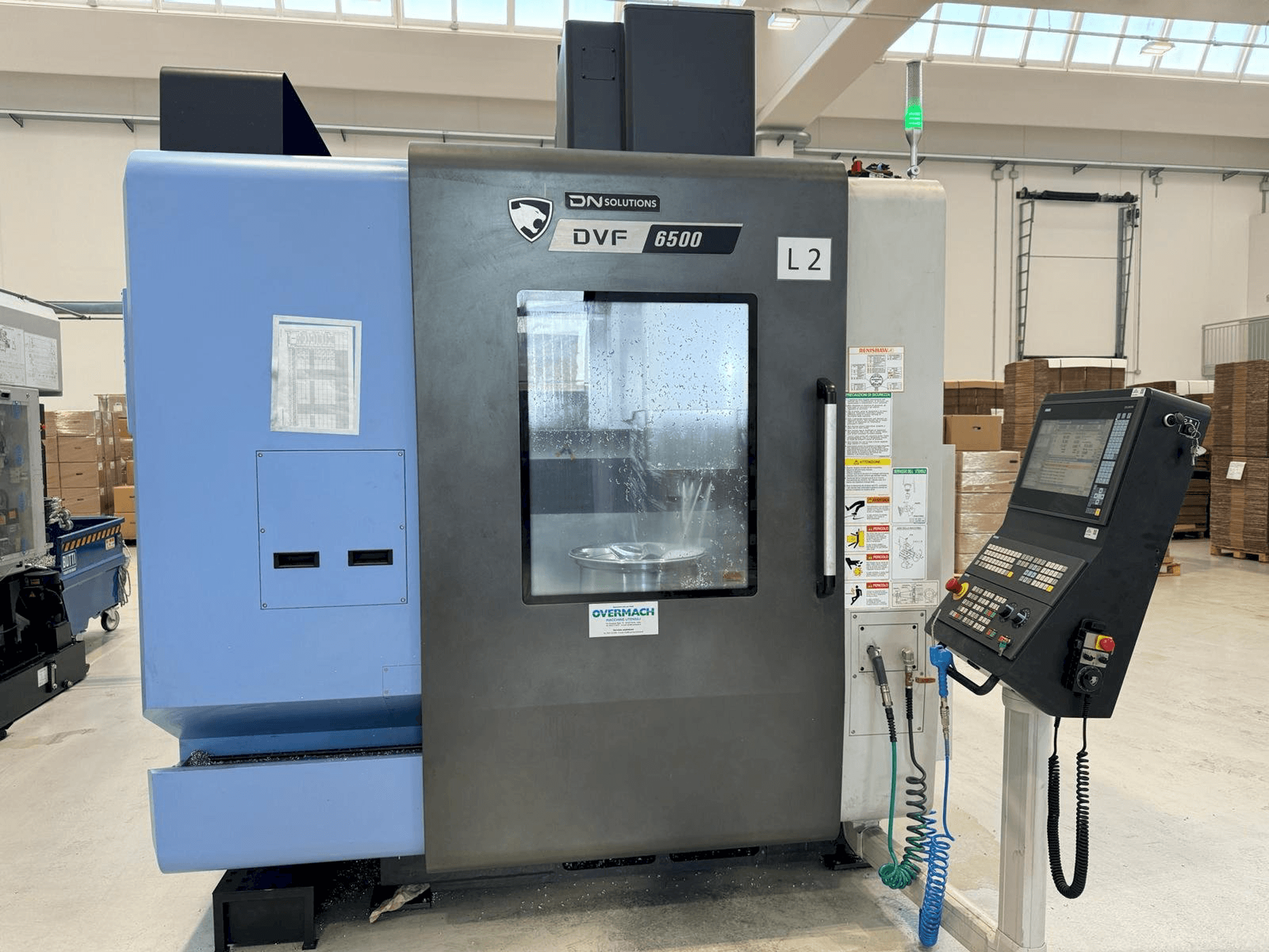 Вид станка DN SOLUTIONS DVF 6500 спереди