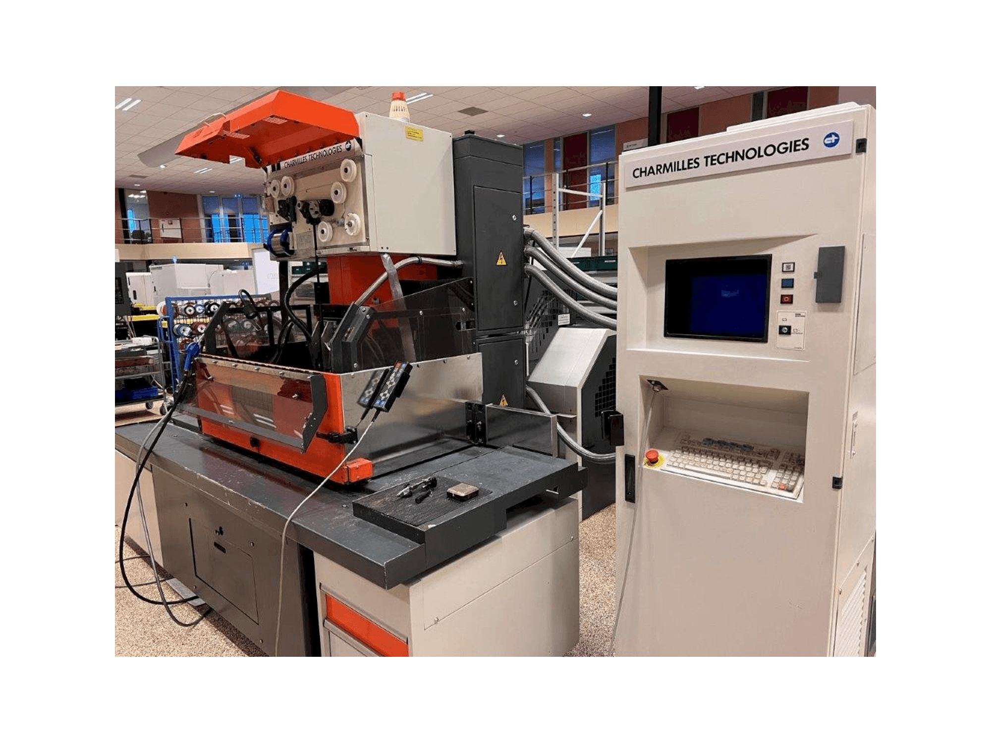 Вид станка CHARMILLES Robofil FI6020 CSL2 спереди