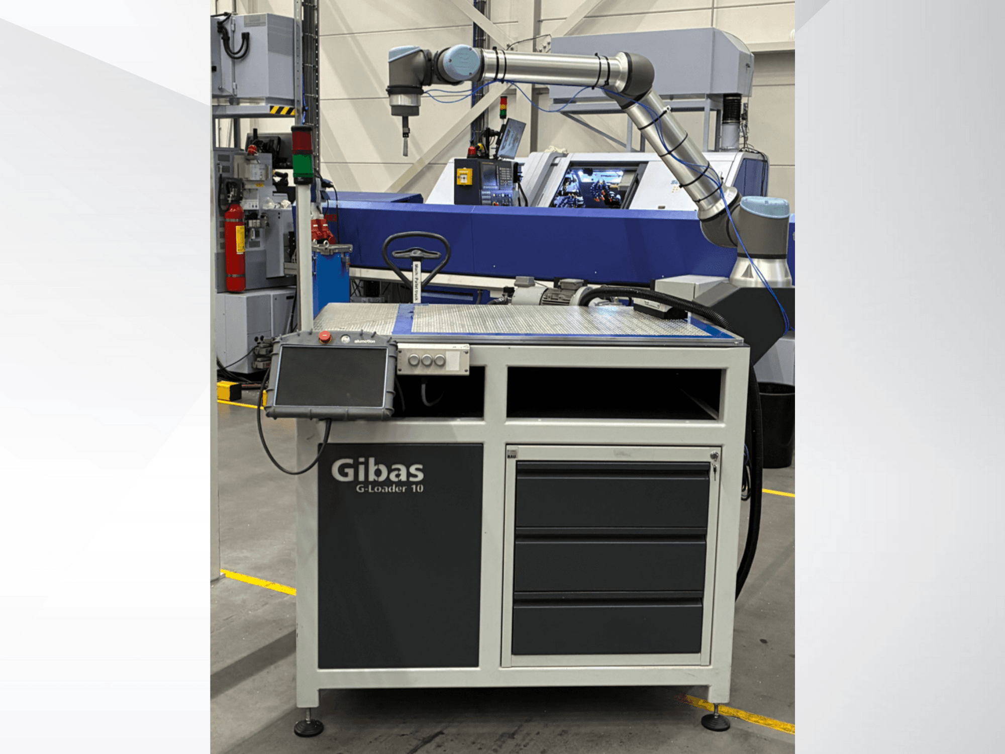 Gibas G-Loader 10 с роботизированной рукой, вид спереди; управление с помощью сенсорного экрана и ящики для хранения в промышленных условиях.