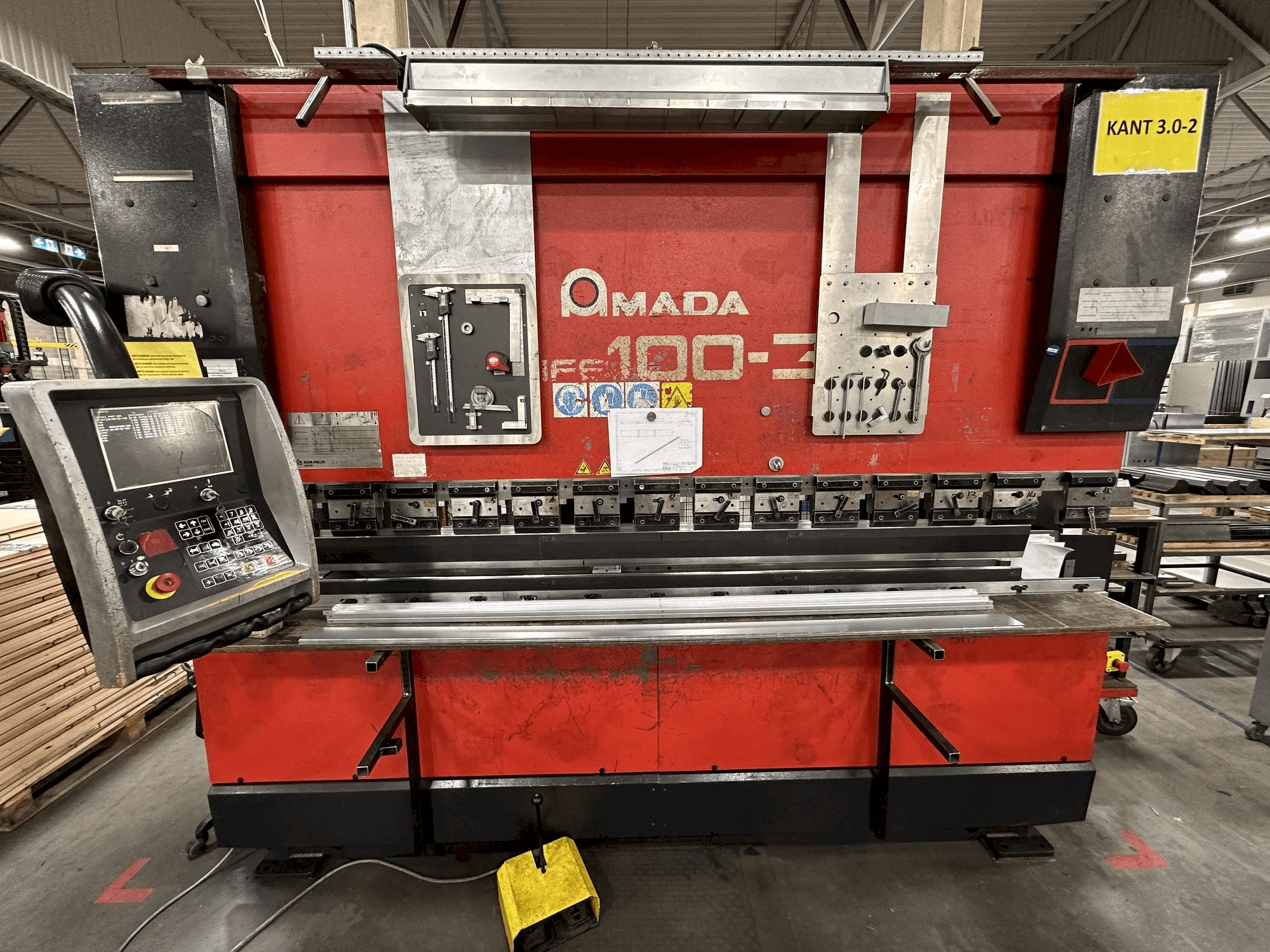 Вид станка AMADA HFE 100-3 спереди