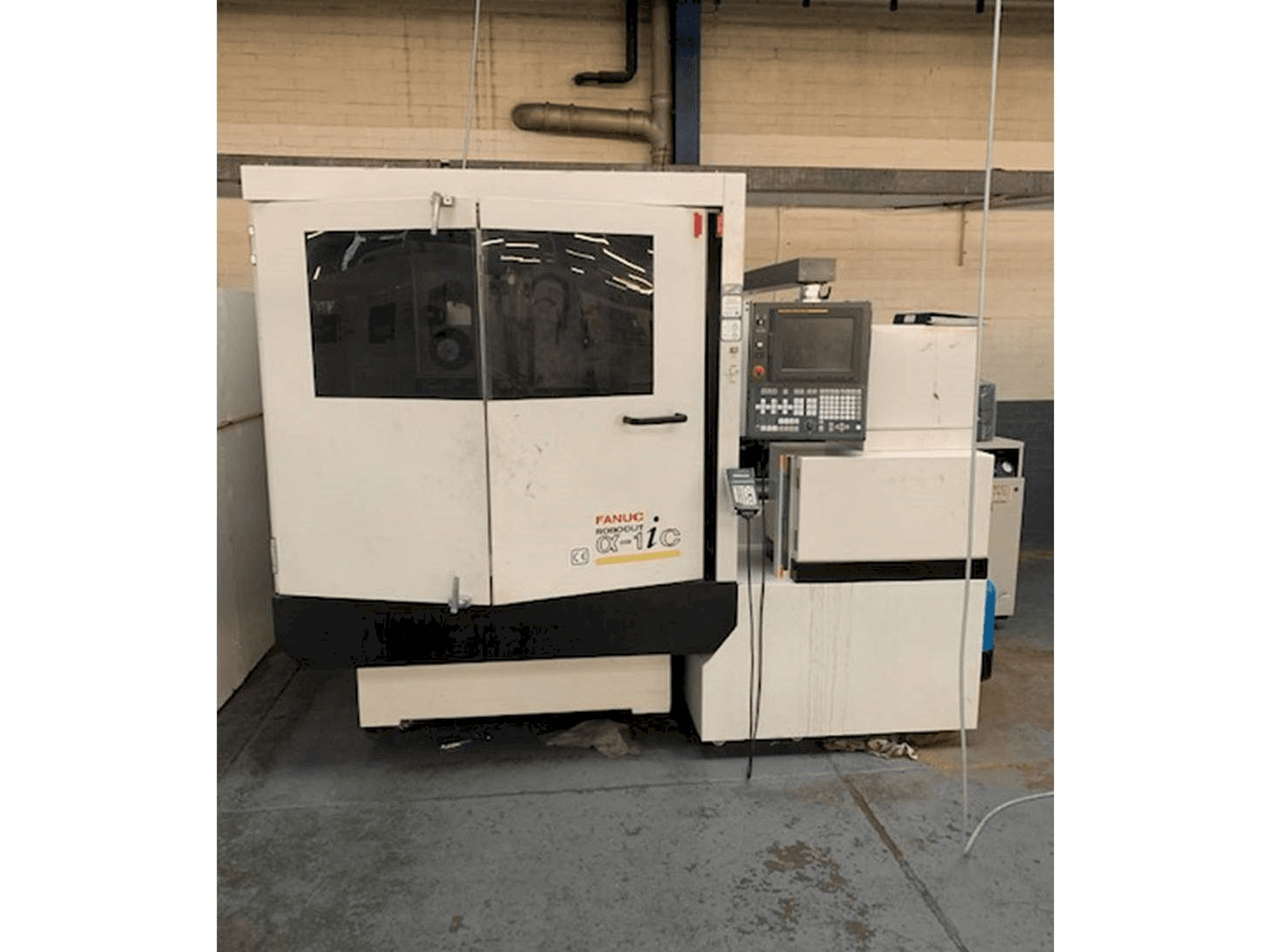 Вид станка FANUC ROBOCUT Alpha -1iC S Axis спереди