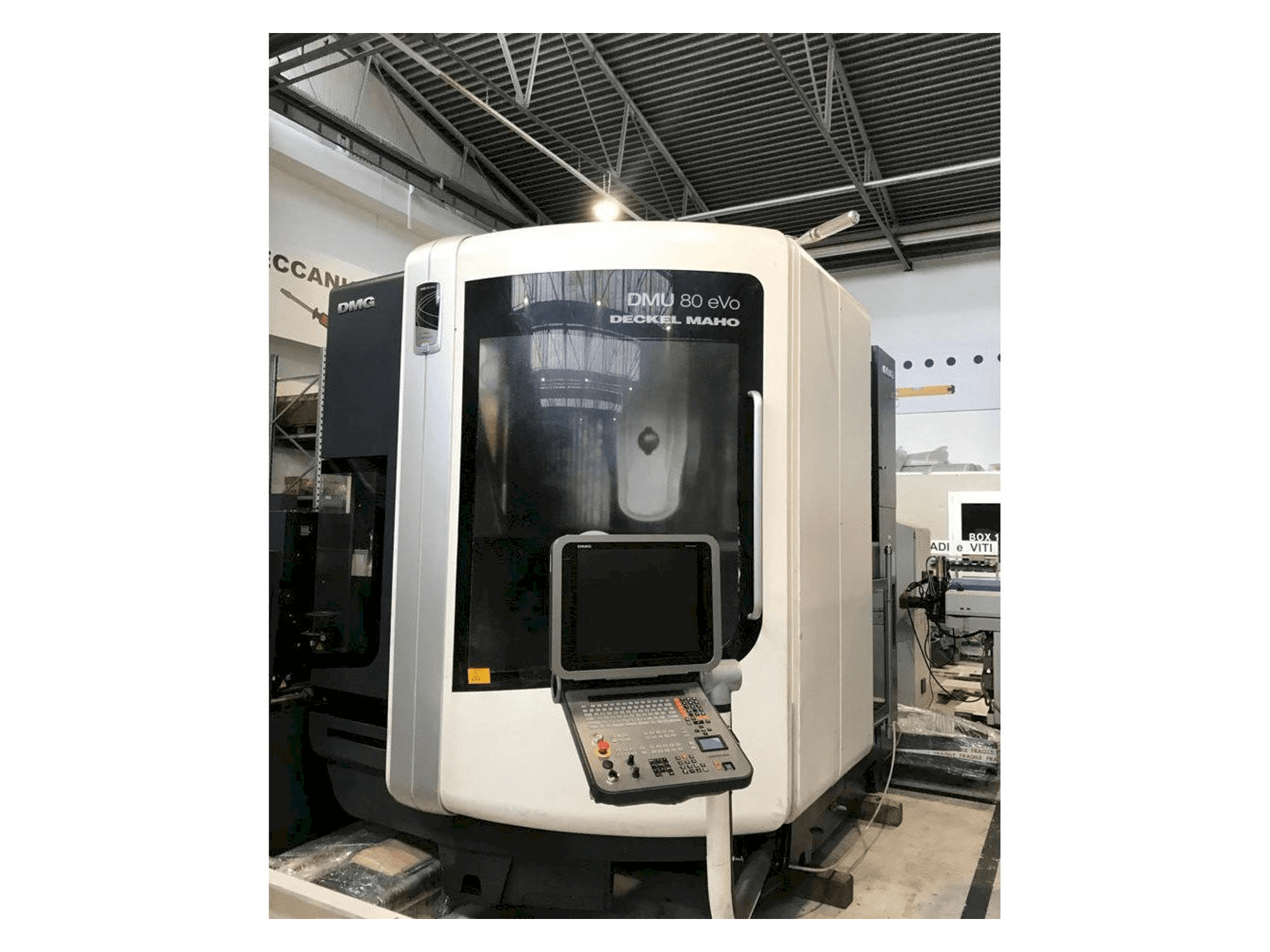 Вид станка DMG MORI DMU 80 EVO спереди
