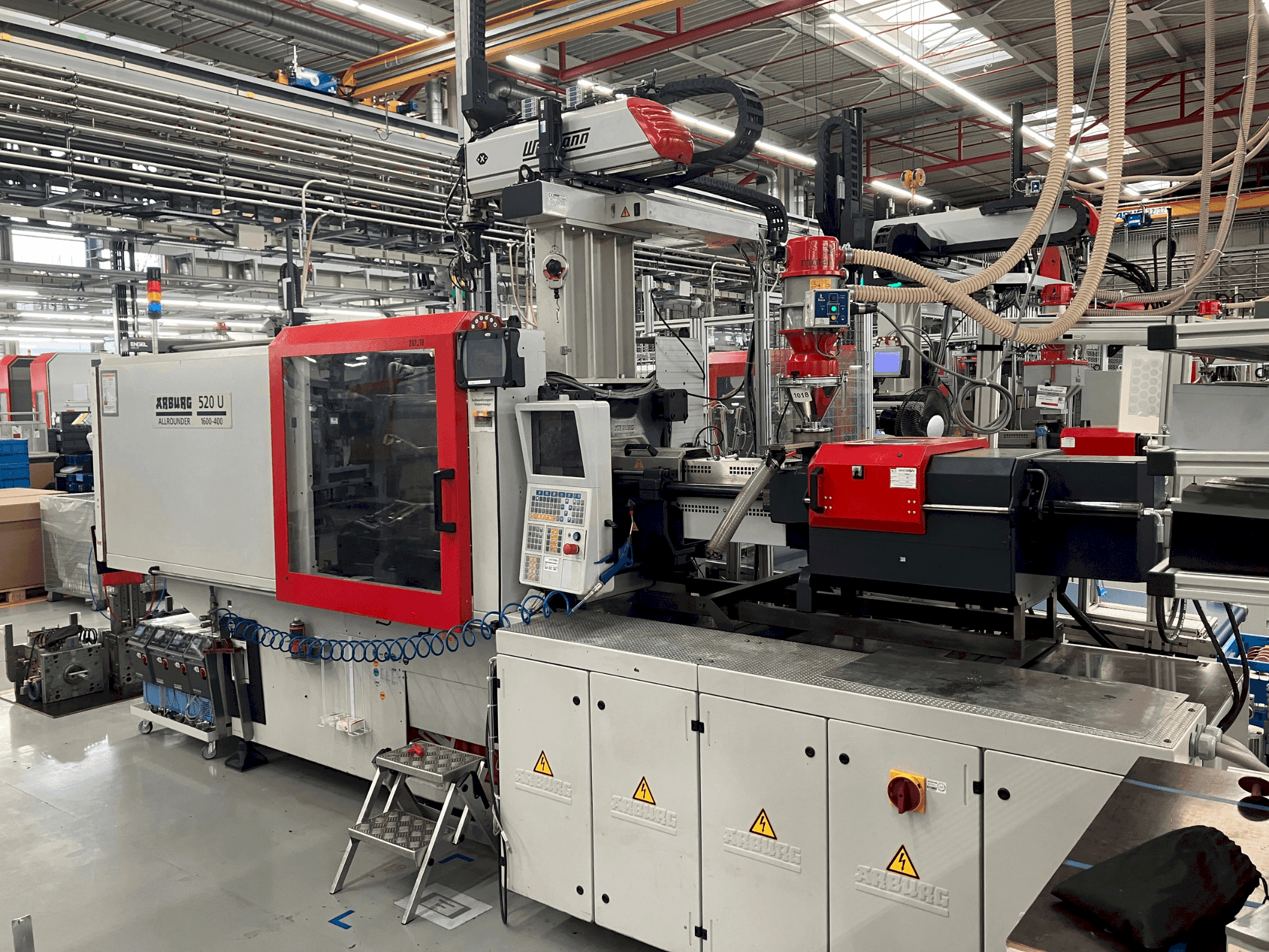 Вид станка Arburg Allrounder 520 U 1600-400 спереди