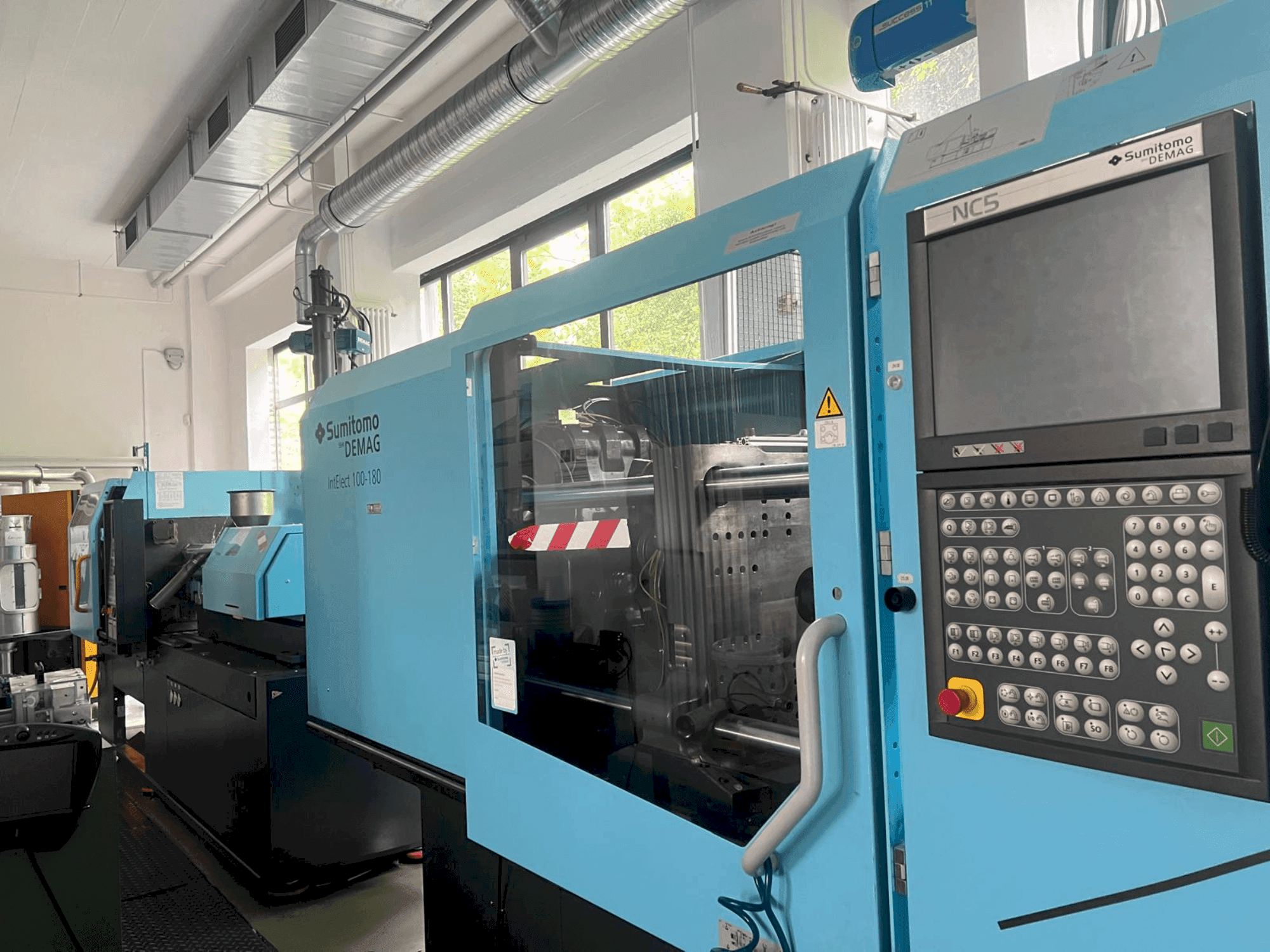 Вид станка SUMITOMO SHI DEMAG IntElect 100/470-180 спереди