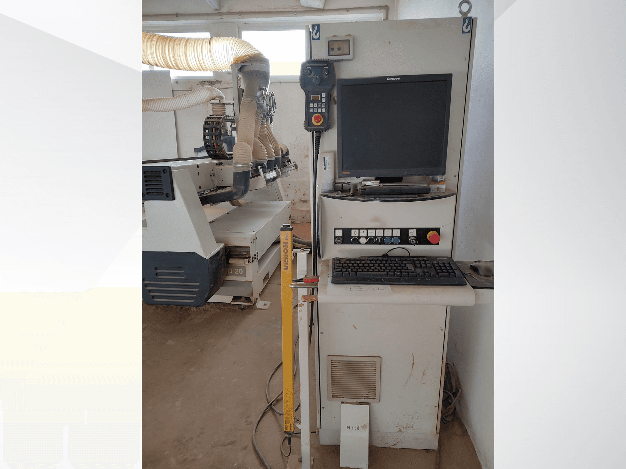 Фрезерный станок с ЧПУ SCM ACCORD 20 в мастерской, вид спереди, видны панель управления, монитор и система пылеудаления.