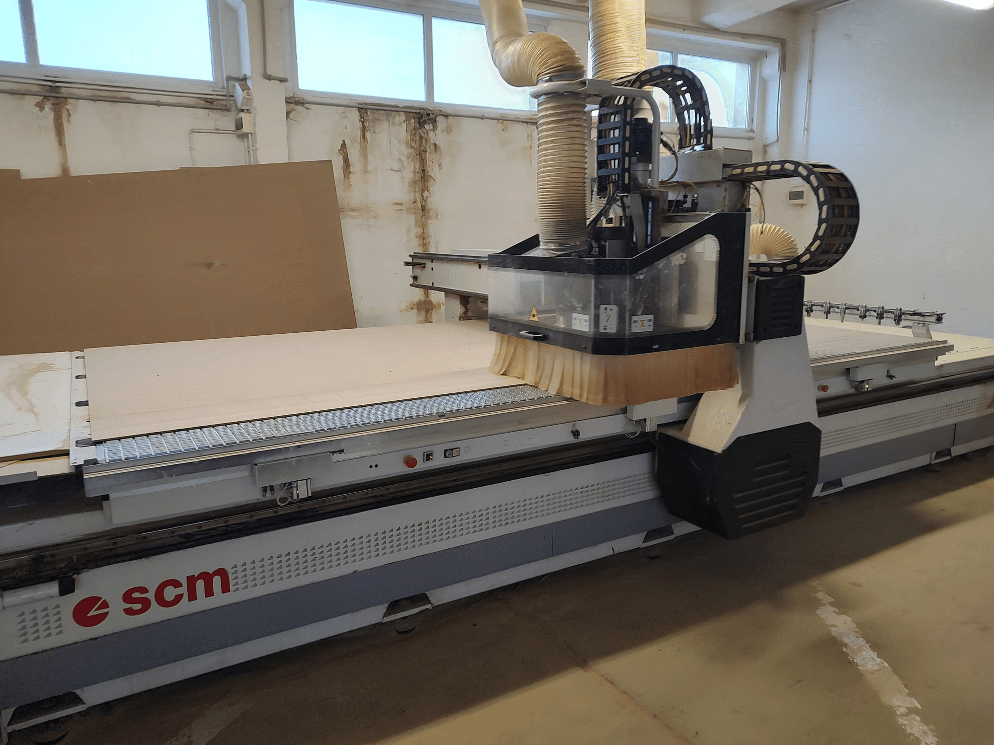 Маршрутизатор с ЧПУ SCM ACCORD 20 с видом спереди, демонстрирует режущую головку и большой рабочий стол, идеально подходящий для работ по дереву.