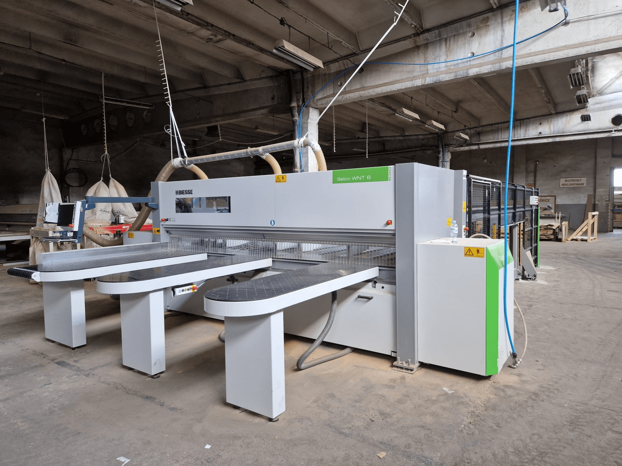 Панельная пила Biesse Selco WNT 6 в заводской комплектации, вид спереди с подключенными пильными дисками и панелью управления.