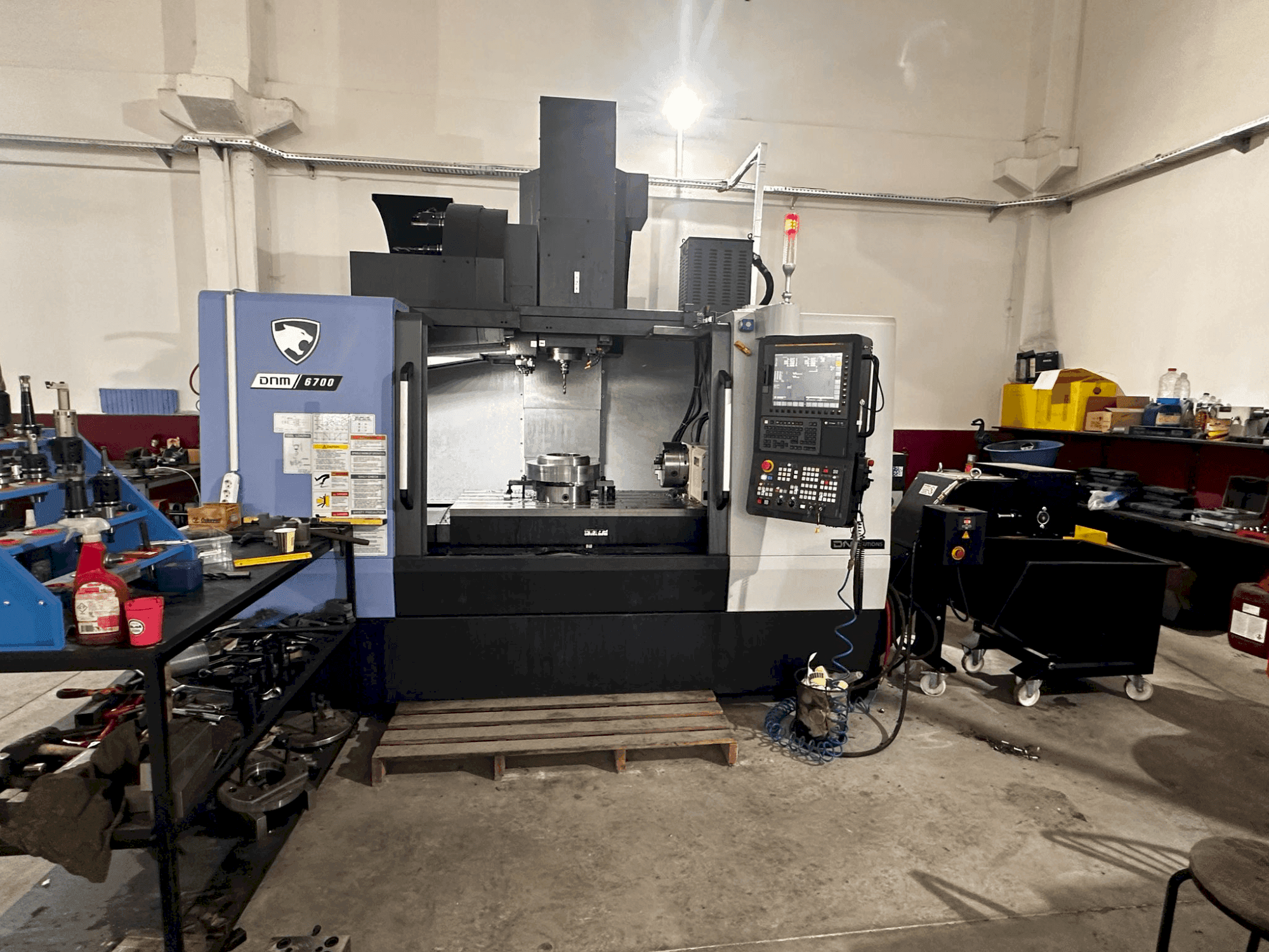 Вид станка DN SOLUTIONS Puma DNM 6700 спереди