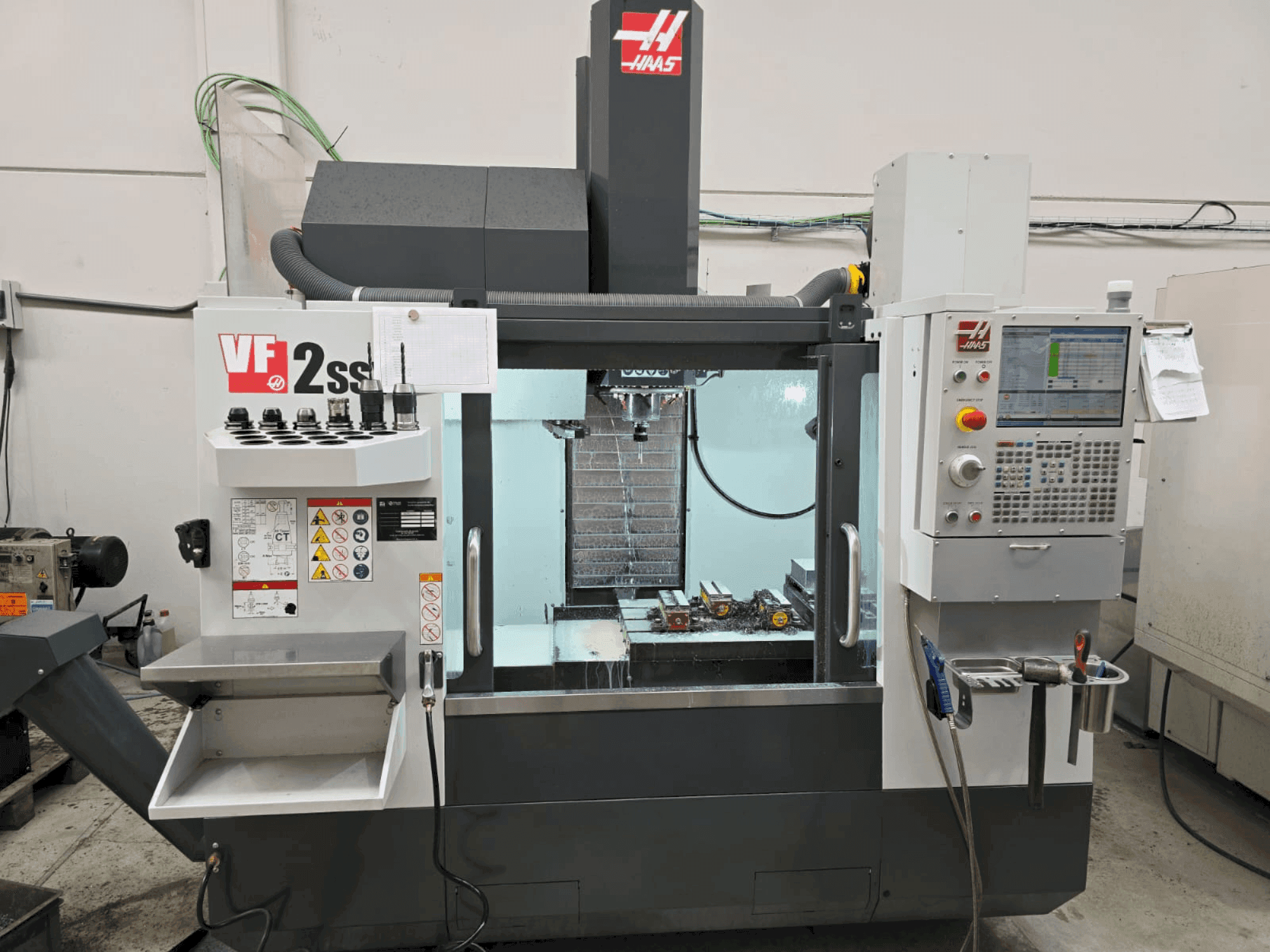 Вид станка HAAS VF 2SSYT спереди