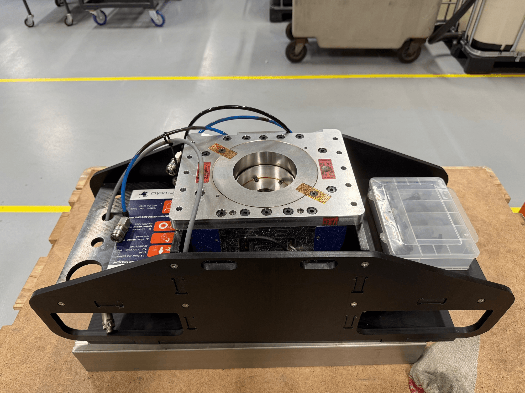 Обработанный металлический компонент с синими кабелями, корпусом для аксессуаров и плоским основанием, показанный сверху, идеально подходит для механических применений.