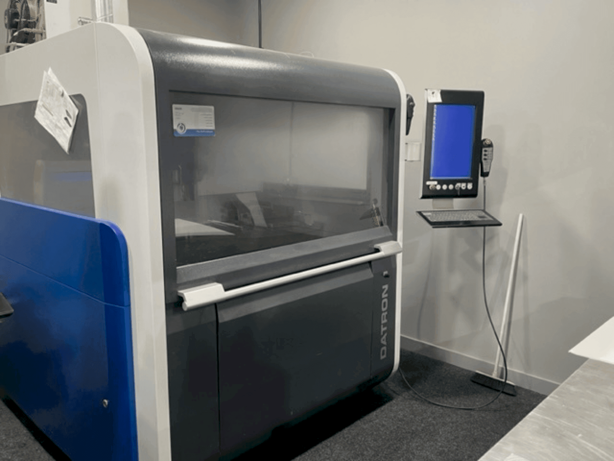 Вид станка Datron M8 Cube спереди