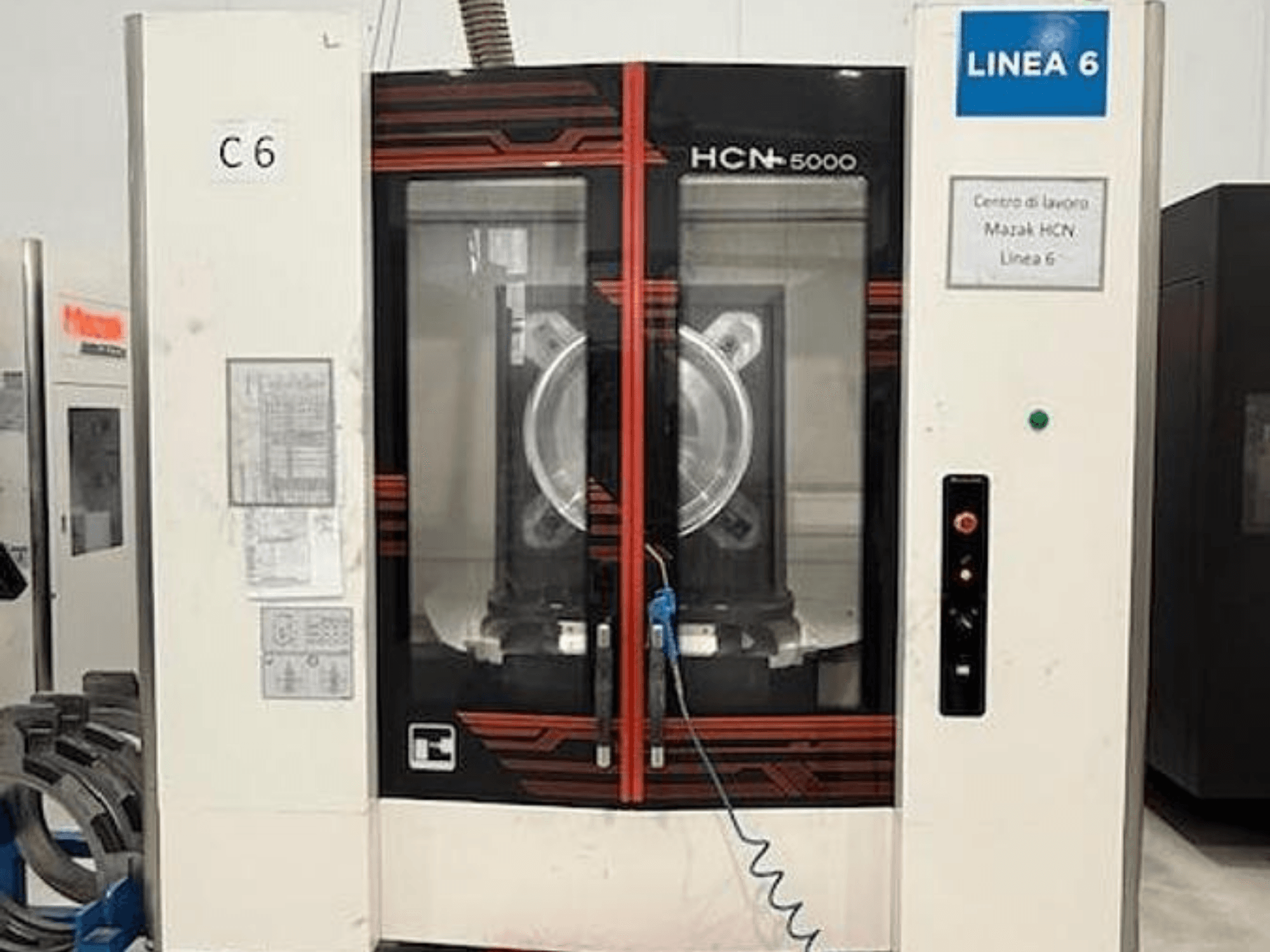 Горизонтальный обрабатывающий центр Mazak HCN-5000, вид спереди с изображением панели управления, большой зоны шпинделя и деталей рабочей зоны.