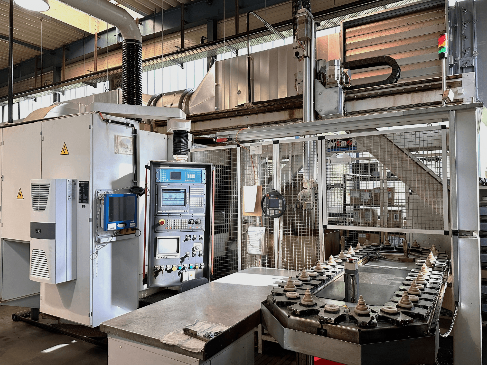 Промышленное оборудование с панелью управления, холодильной установкой и конвейером. Вид спереди, яркое освещение и знаки безопасности.