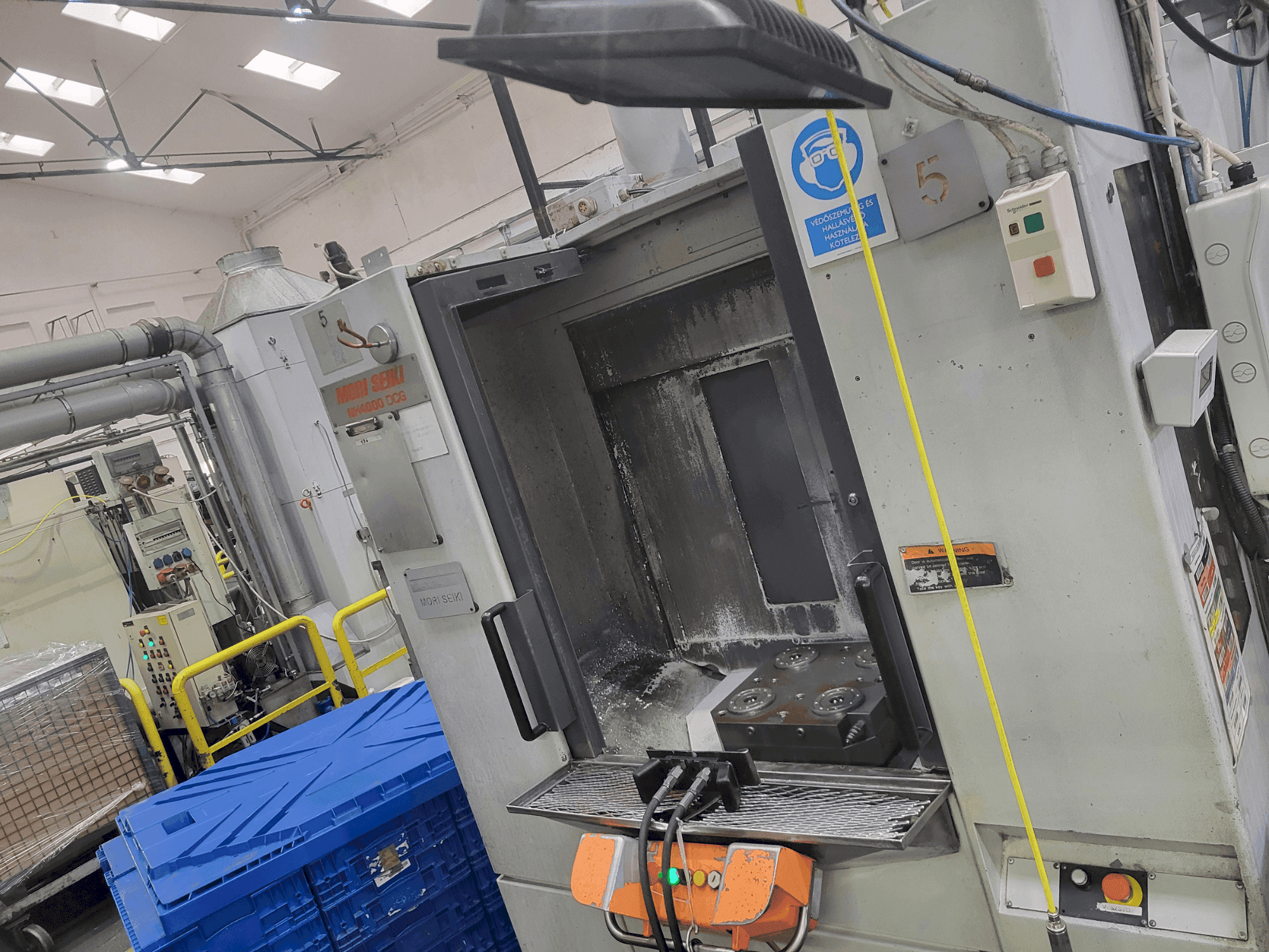 Вид станка MORI SEIKI NH 4000 спереди