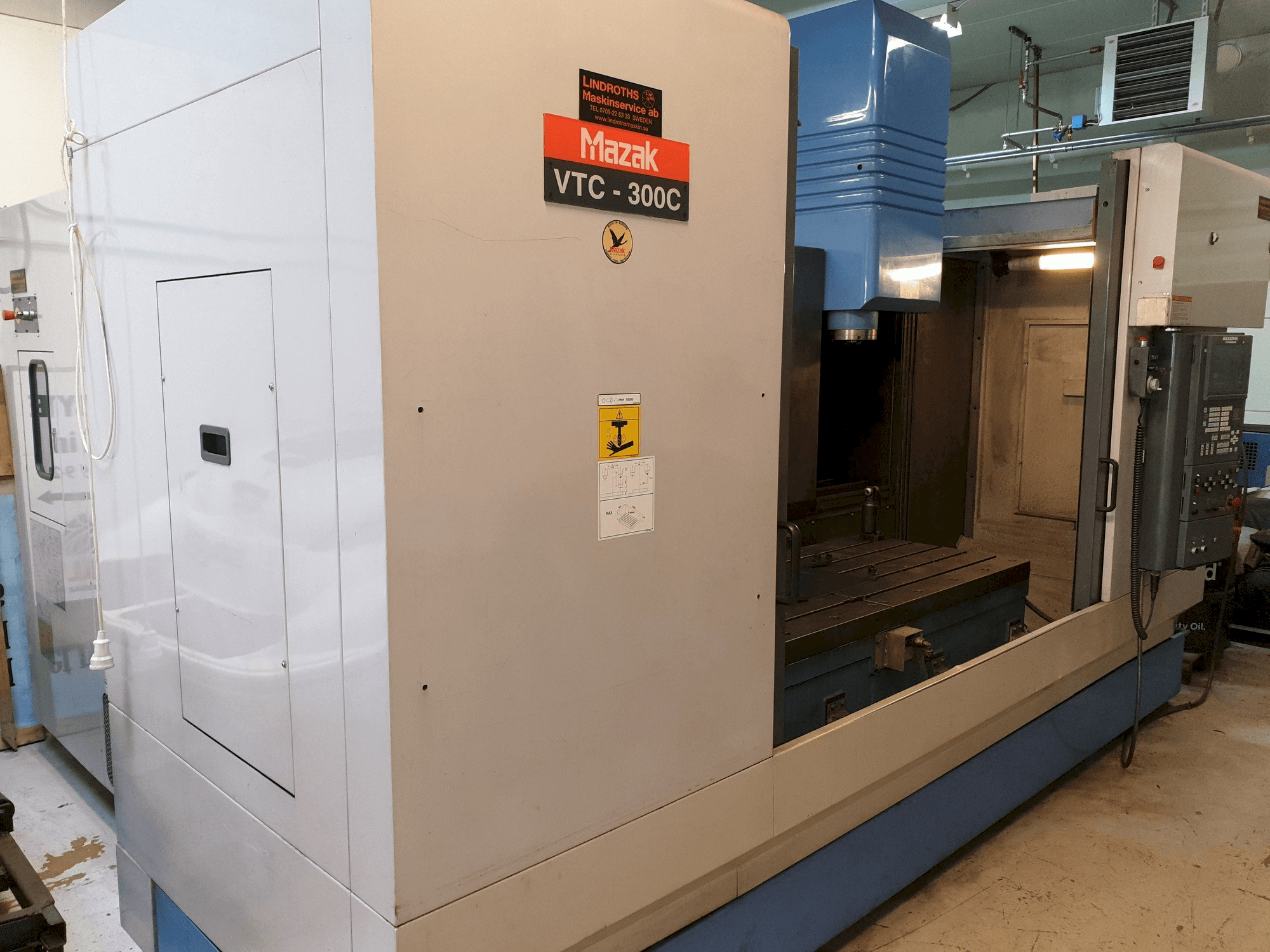 Вид станка с Mazak VTC-300C правой стороны