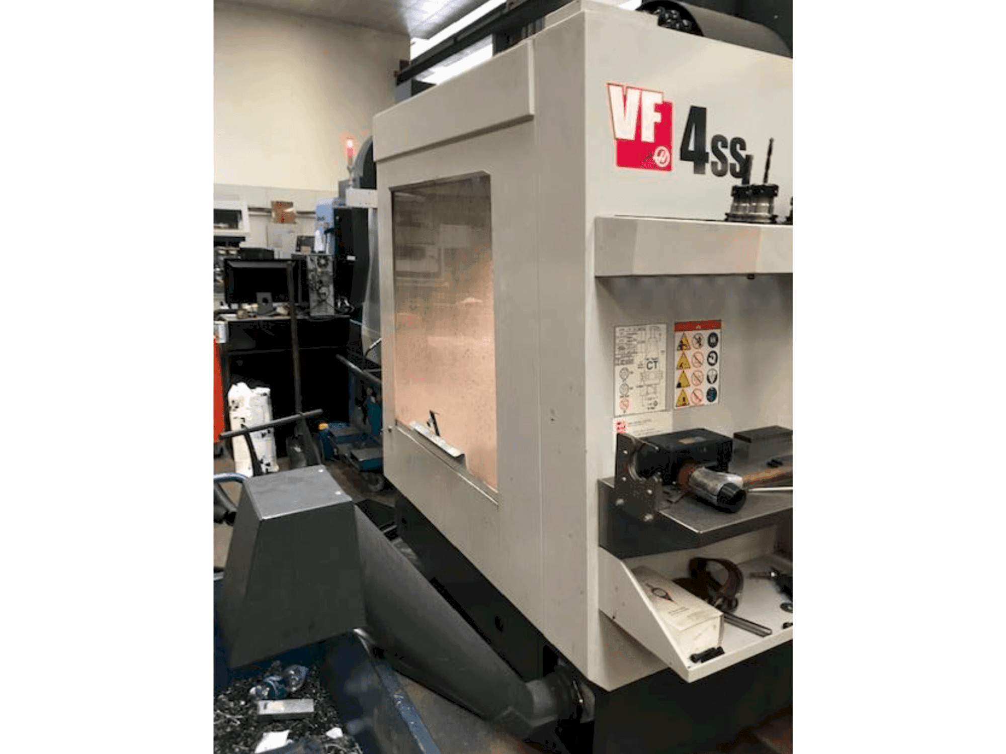 Вид станка с HAAS VF 4 SS правой стороны