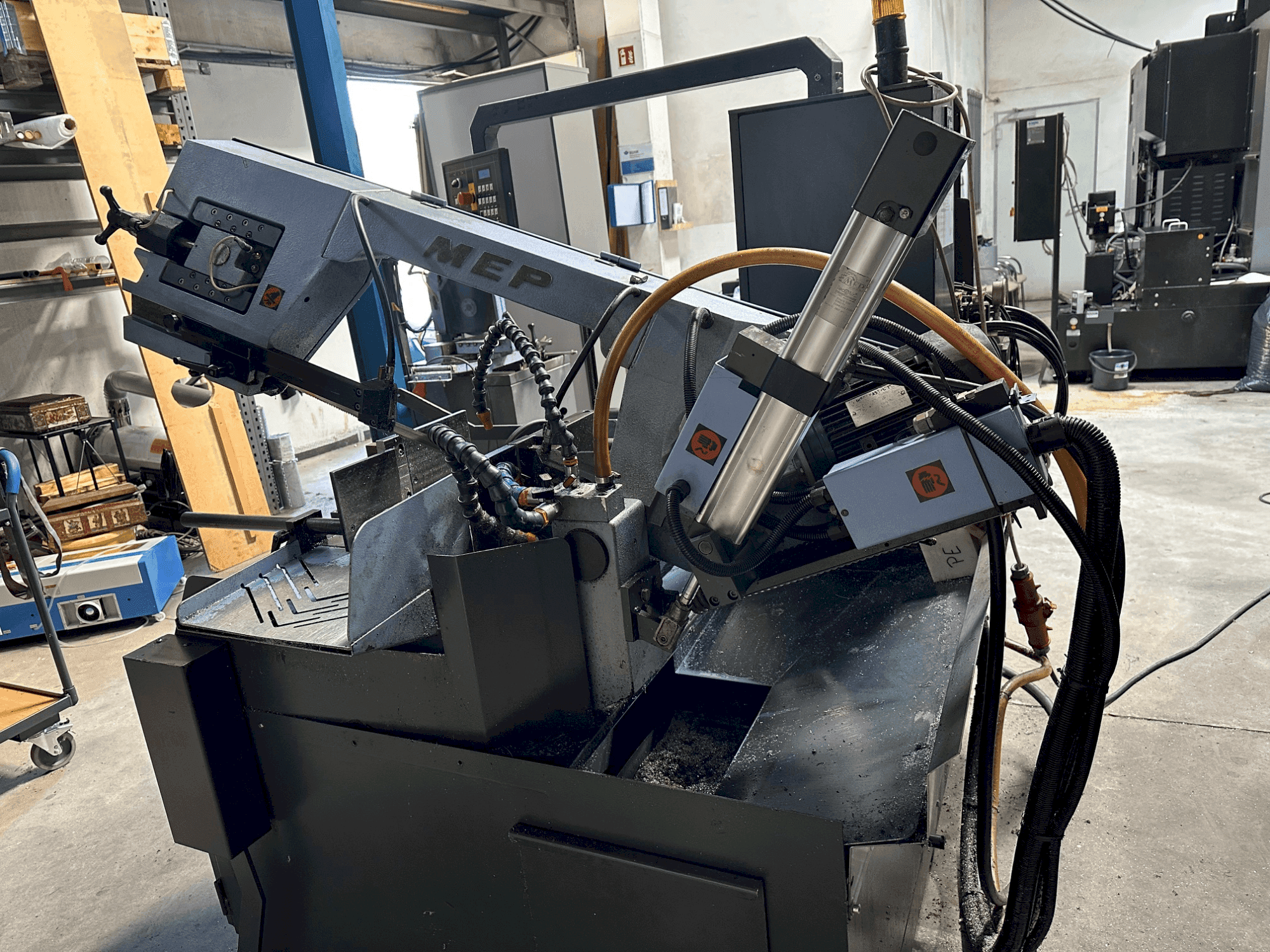 Вид станка MEP SHARK 330 NC eco спереди