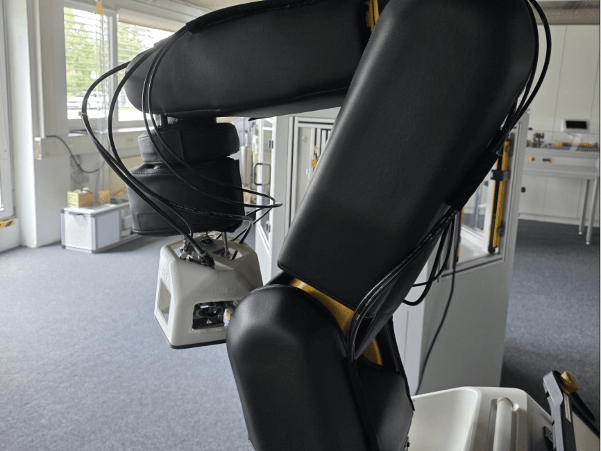 Вид сбоку на коллаборативного робота FANUC LR Mate 200iD/7L: на снимке видны манипулятор и датчики, а также кабели в условиях производственного цеха.