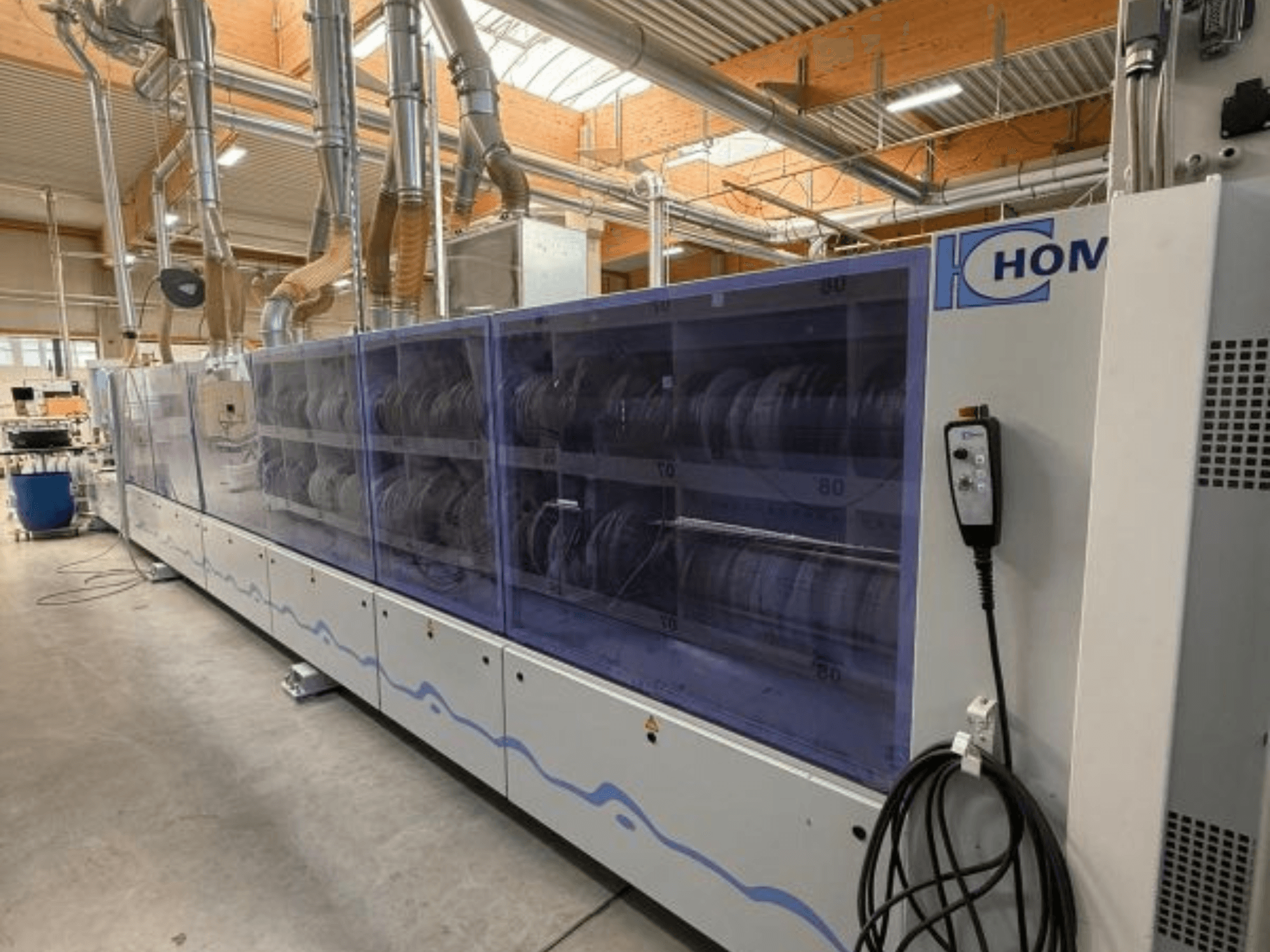 Промышленная стиральная машина HOM, вид спереди, с прозрачной панелью для демонстрации посуды; панель управления с кнопками сбоку.