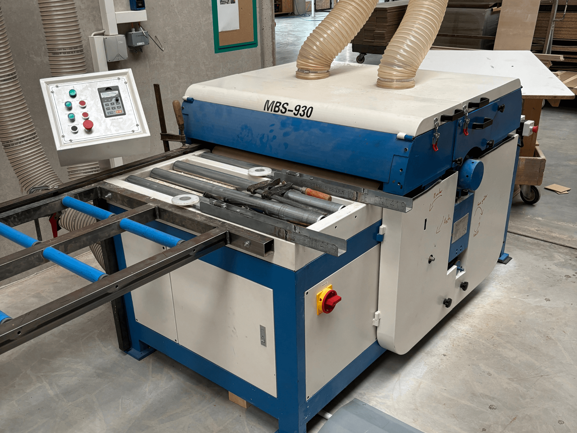 Деревообрабатывающий станок MBS-930 с панелью управления и роликами, вид сбоку, со шлангами для удаления пыли.