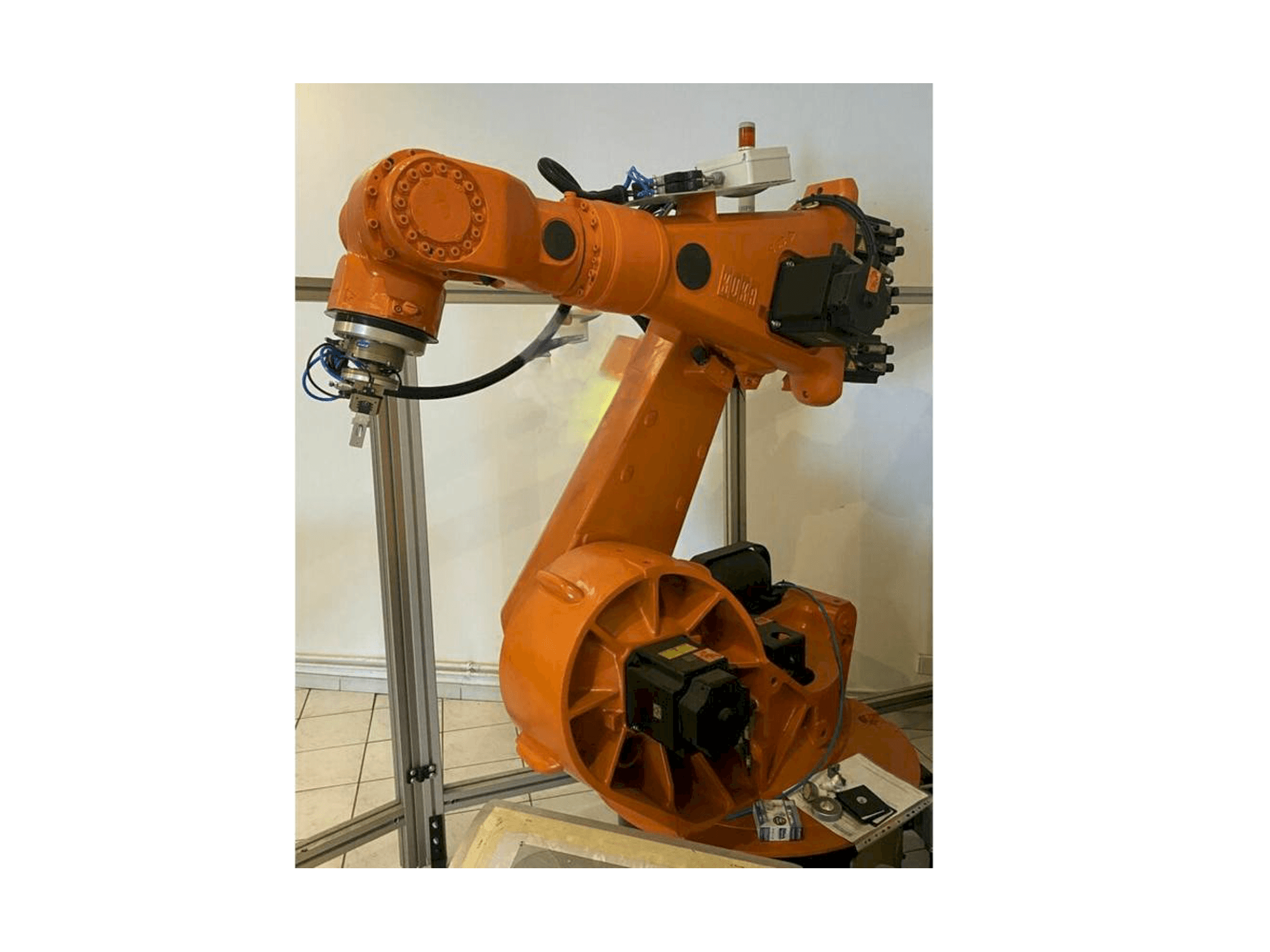 Вид станка KUKA KR150L150SP/2 спереди