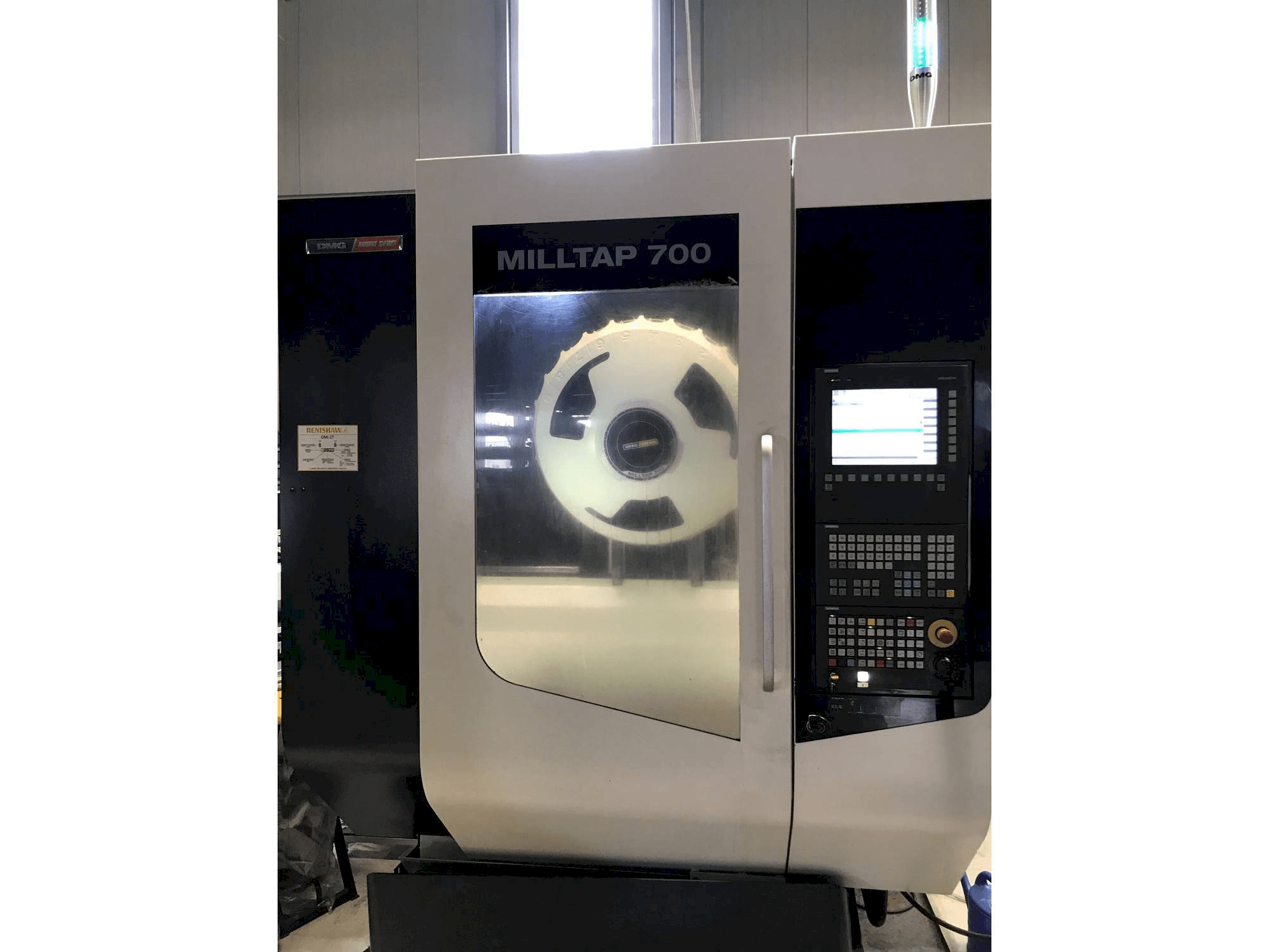 Вид станка DMG MORI Milltap 700 спереди