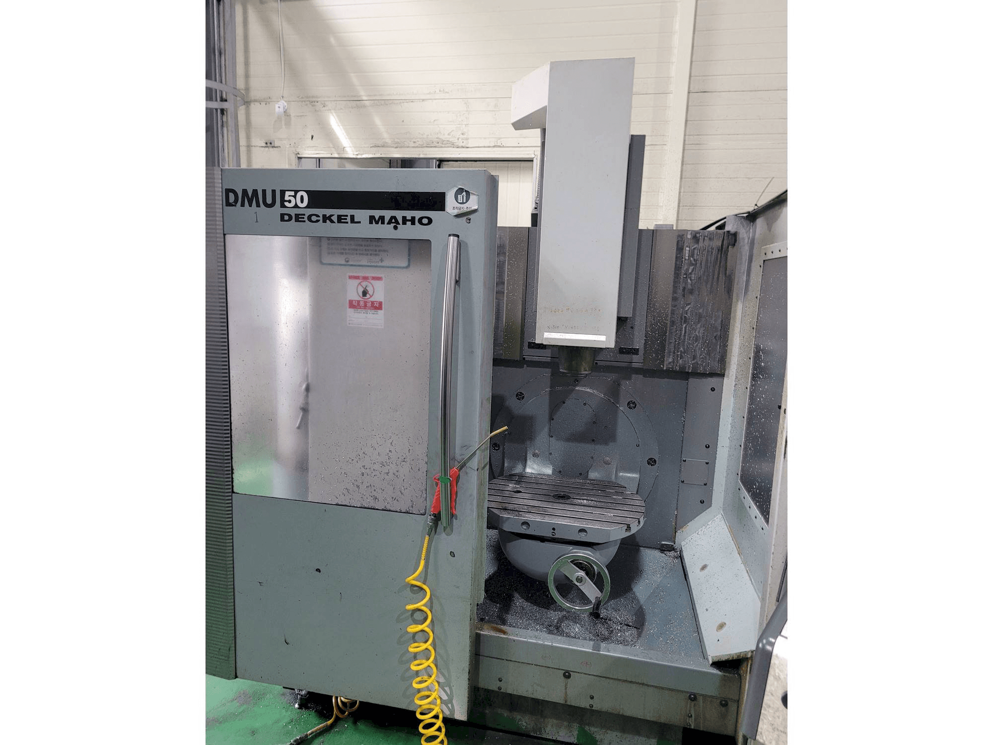 Вид станка DECKEL MAHO DMU 50 спереди