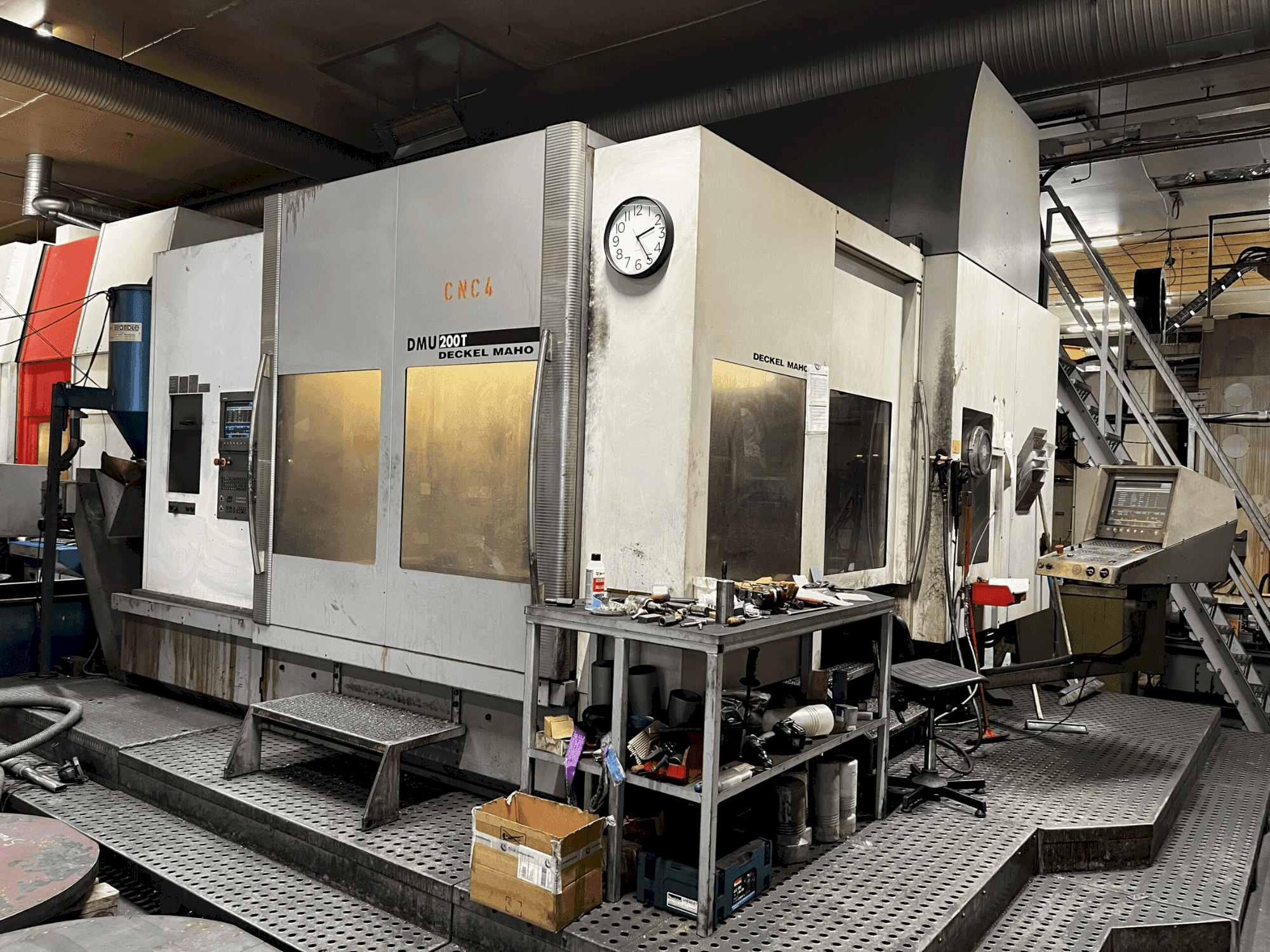 Вид станка DECKEL MAHO DMU 200T спереди