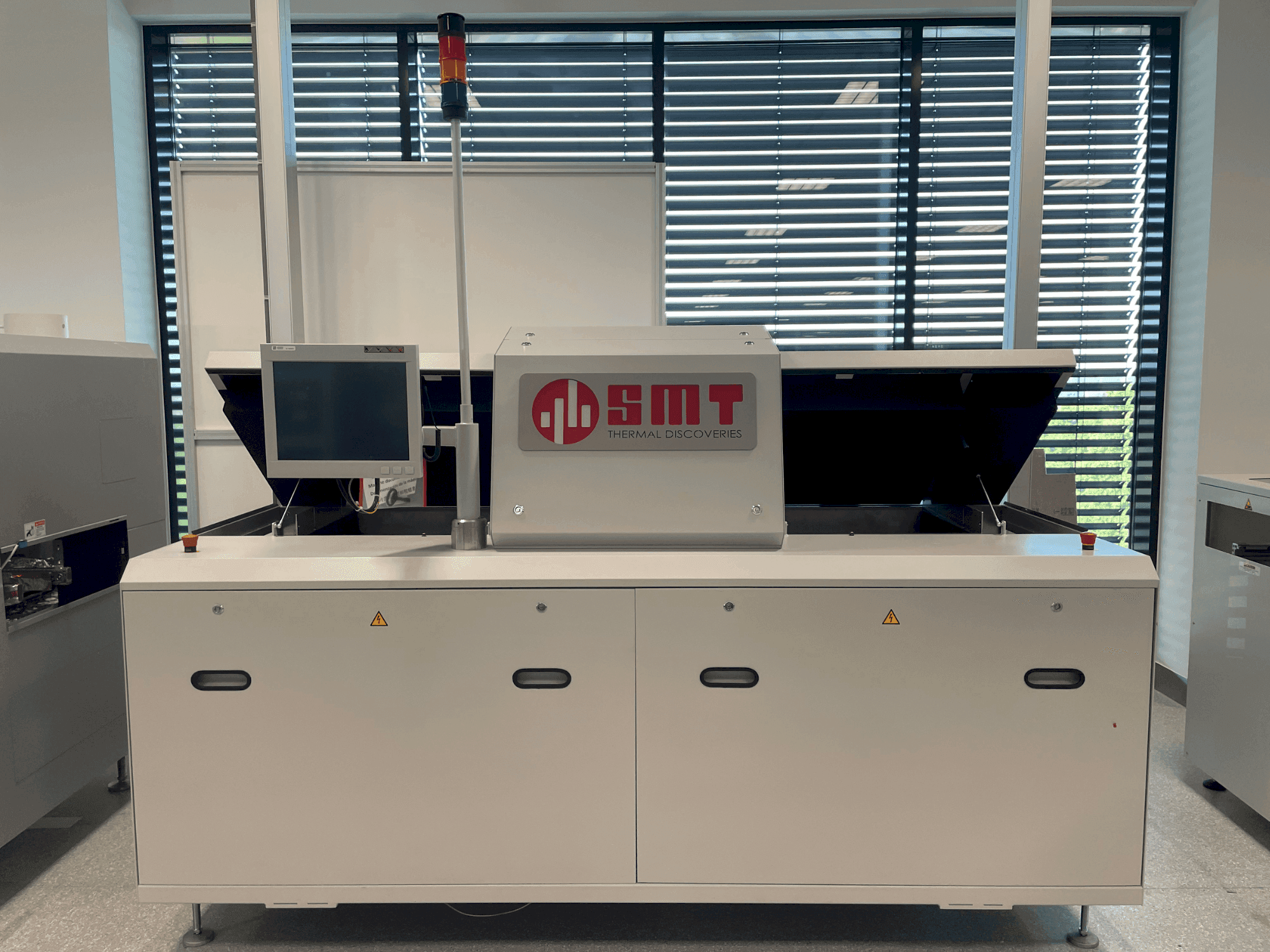 Вид станка SMT UV 3/-3 спереди