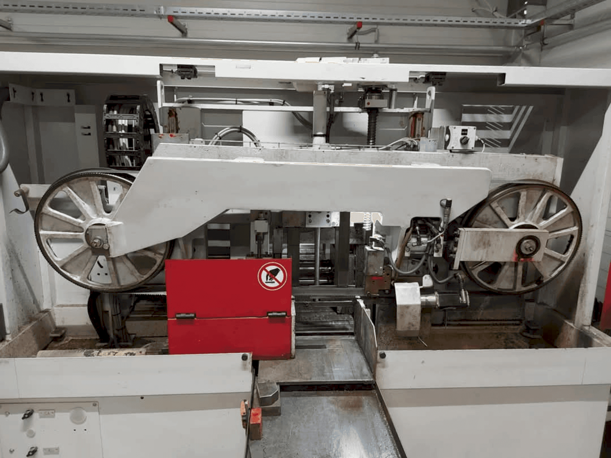 Вид станка Behringer HBE 321-A спереди