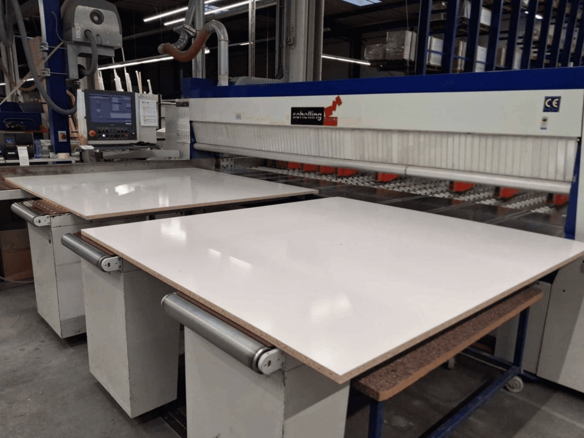 Вид спереди панельной пилы SCHELLING FM-H 430 с белым режущим столом, панелью управления и зоной пильного диска.